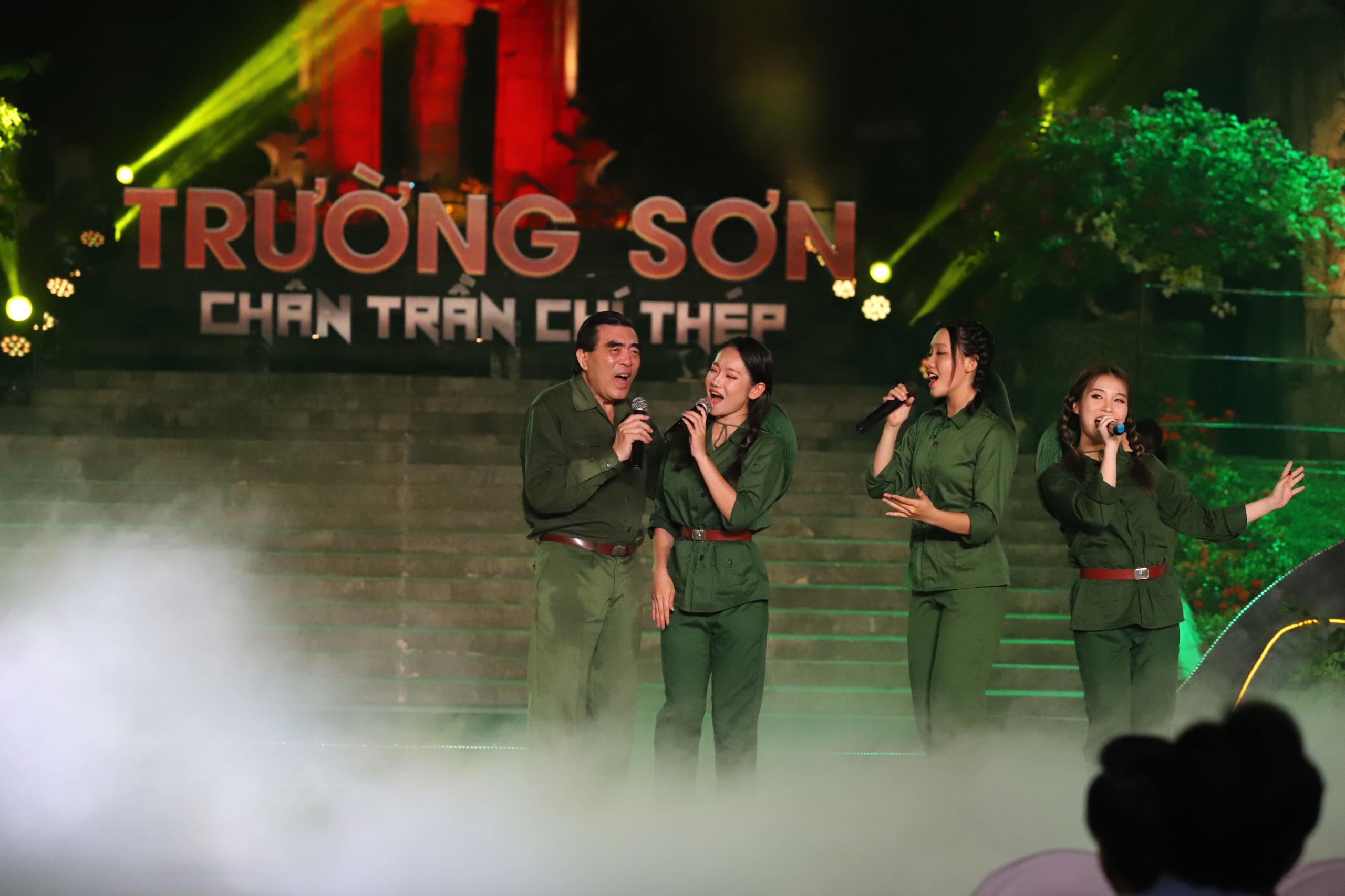 Xúc động, hào hùng với 'Trường Sơn - Chân trần chí thép'- Ảnh 7. NSND Trung Đức (ngoài cùng bên trái) tại đêm diễn