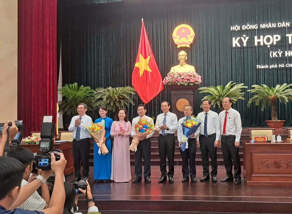 Lãnh đạo Thành ủy - HĐND - UBND - UBMTTQ Việt Nam TP Hồ Chí Minh tặng hoa cho hai tân Phó Chủ tịch và Ủy viên UBND TP. Ảnh: Tân Tiến.