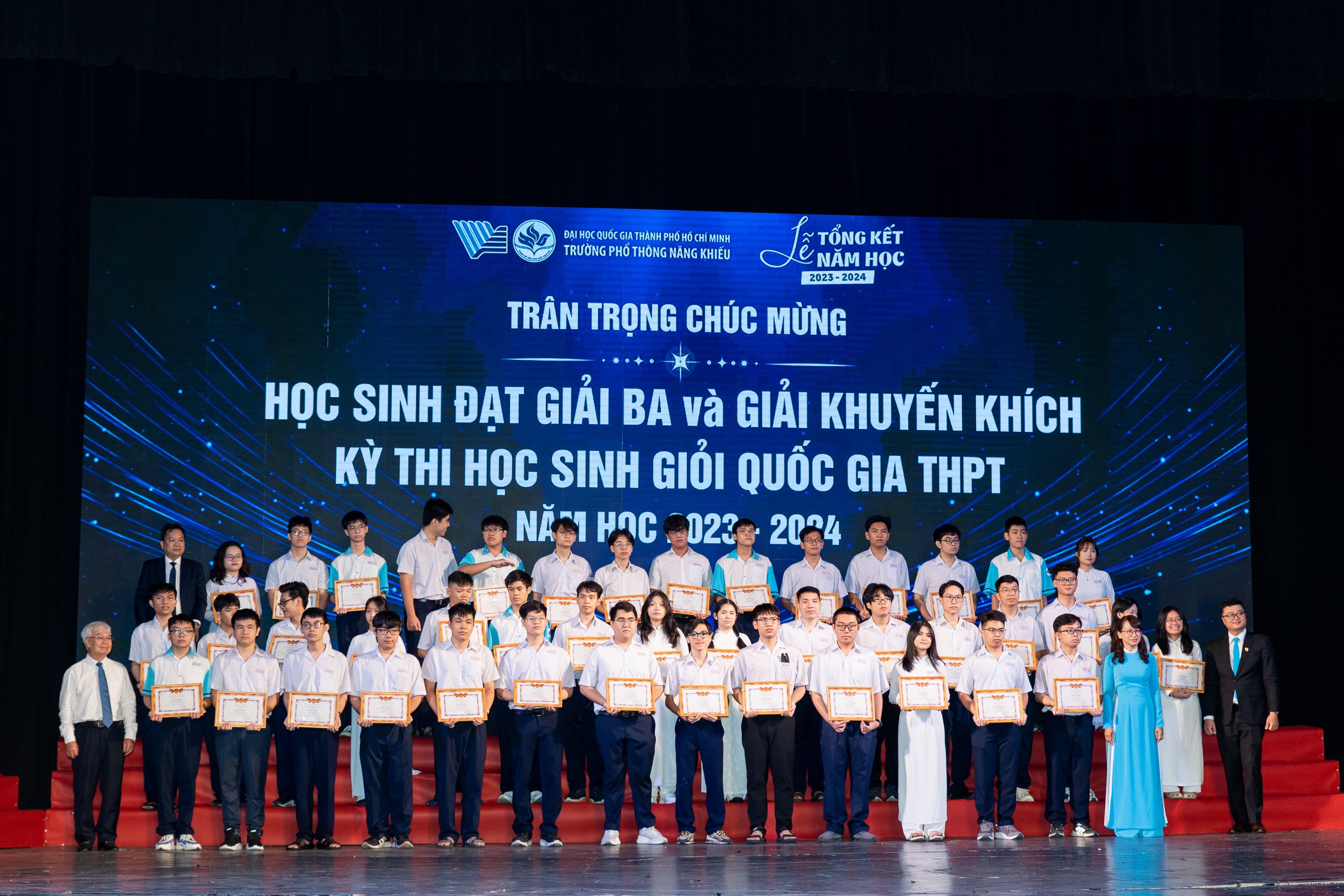 Trường Phổ thông Năng khiếu trao hàng trăm giải thưởng quốc gia, quốc tế cho học sinh- Ảnh 3. Trao thưởng, vinh danh các học sinh nhà trường đạt giải nhì, ba, khuyến khích kỳ thi học sinh giỏi quốc gia