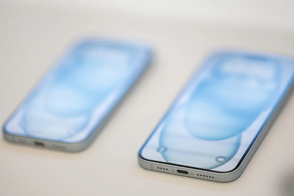 Những điều Apple cần cải thiện đối với iPhone- Ảnh 3. Dung lượng pin vẫn là một điểm yếu của iPhone so với các đối thủ Android