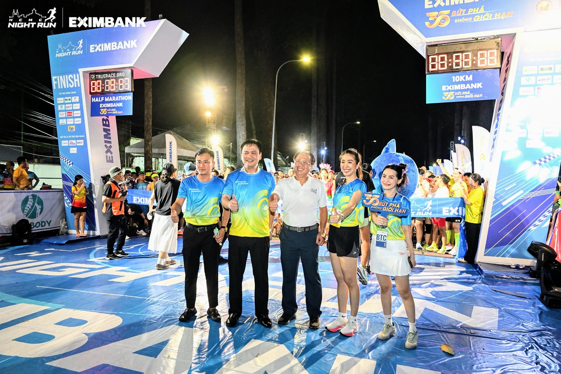 Ho Chi Minh City Night Run Eximbank thành công rực rỡ- Ảnh 3. Ông Nguyễn Hồ Nam - Phó Chủ tịch HĐQT Eximbank (thứ 2 bên trái), ông Mai Bá Hùng - nguyên Phó Giám đốc Sở Văn hoá và Thể thao TPHCM, Ủy viên Ban Thường vụ Ủy Ban Olympic Việt Nam - Trưởng văn phòng đại diện tại TPHCM, người đồng sáng lập giải chạy đêm TPHCM (ở giữa) cùng bà Lê Thị Mai Loan - Phó tổng giám đốc Eximbank (thứ 2 bên phải) tham gia cổ vũ cho VĐV tại vạch xuất phát của giải chạy
