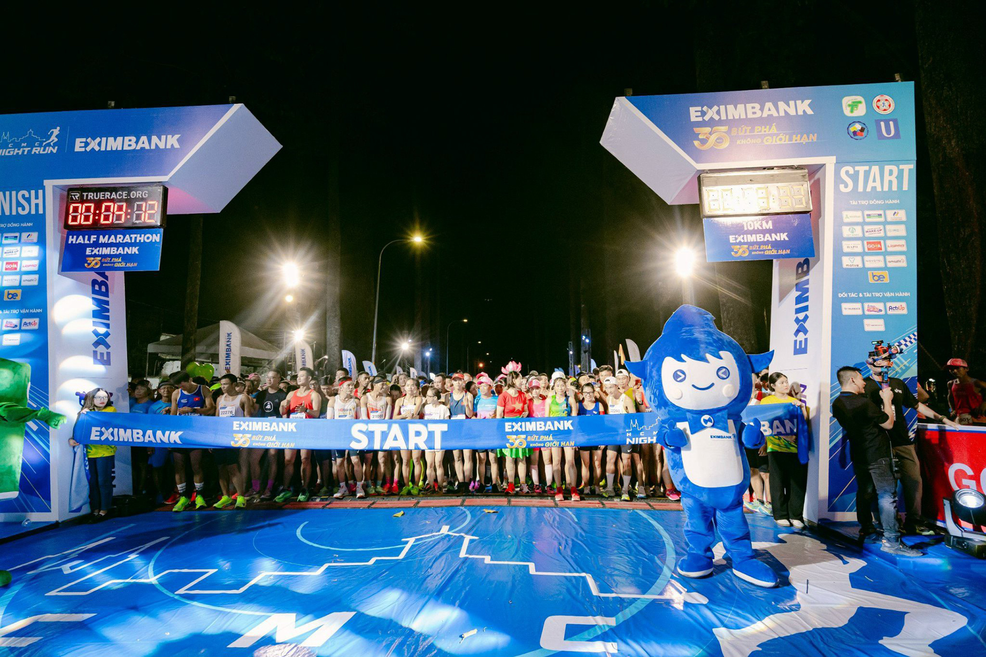 Ho Chi Minh City Night Run Eximbank thành công rực rỡ- Ảnh 4. Ho Chi Minh City Night Run Eximbank thành công rực rỡ- Ảnh 4.