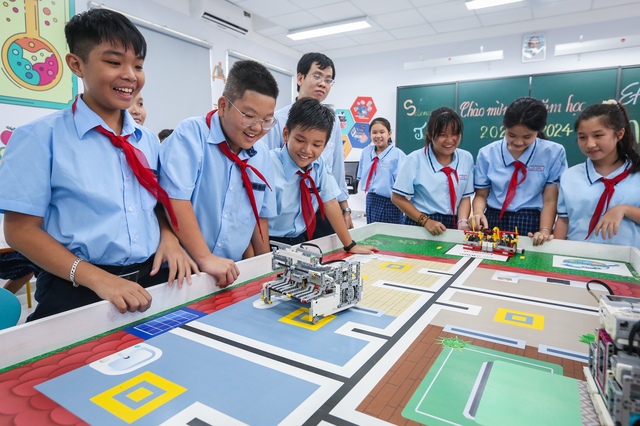 Giáo viên ở TP.HCM có thể nhận thu nhập tăng thêm cao nhất hơn 18 triệu đồng/tháng- Ảnh 2. Giáo viên tại TP.HCM sẽ nhận thu nhập tăng thêm theo chính sách đặc thù thấp nhất là hơn 6 triệu đồng và cao nhất trên 18 triệu đồng/tháng