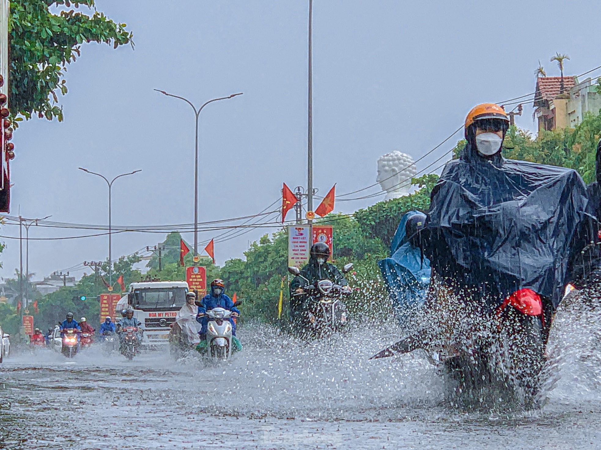 Nhiều tuyến đường Đà Nẵng ngập nước sau cơn mưa vàng giải nhiệt ảnh 4