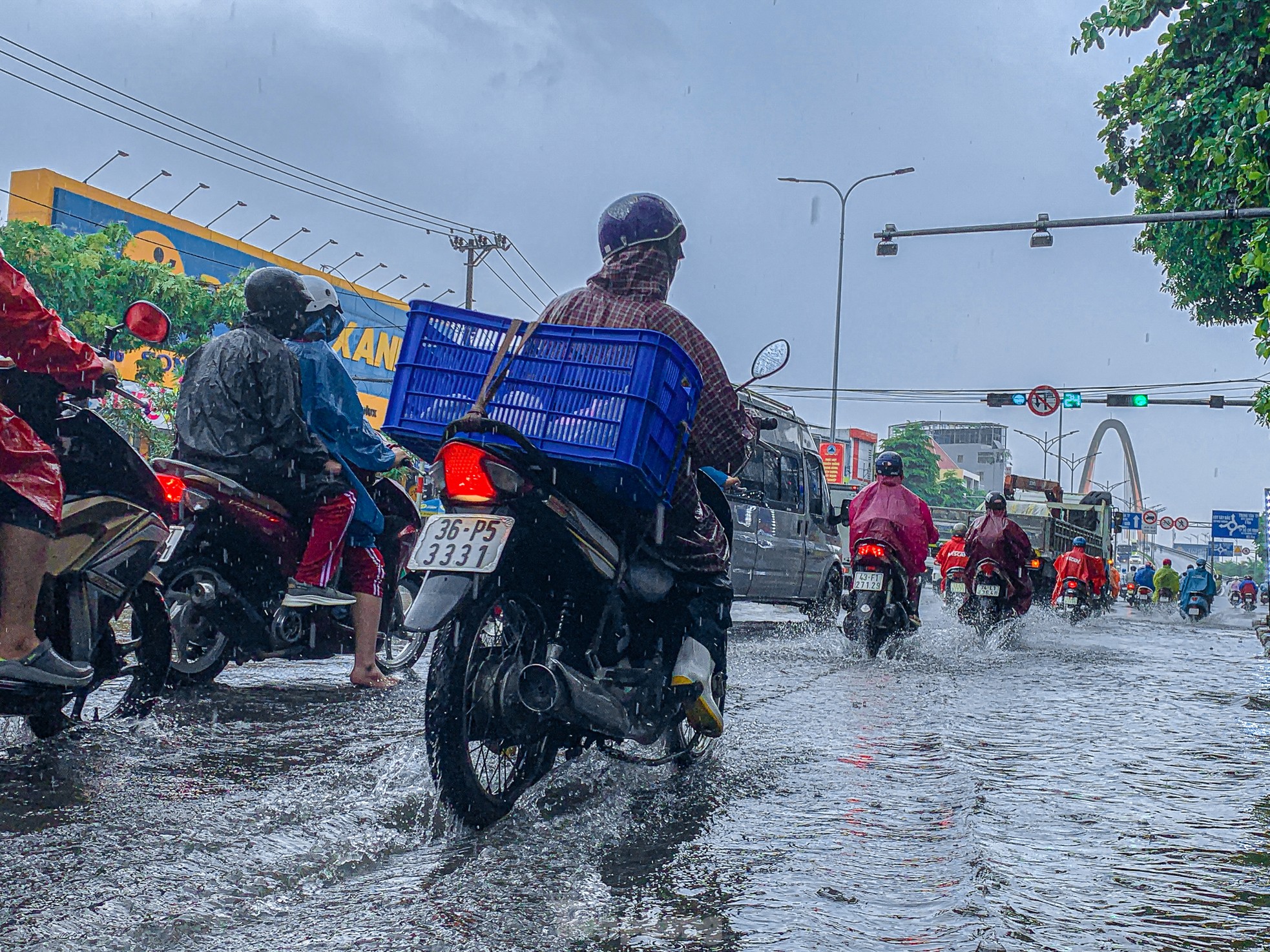 Nhiều tuyến đường Đà Nẵng ngập nước sau cơn mưa vàng giải nhiệt ảnh 7