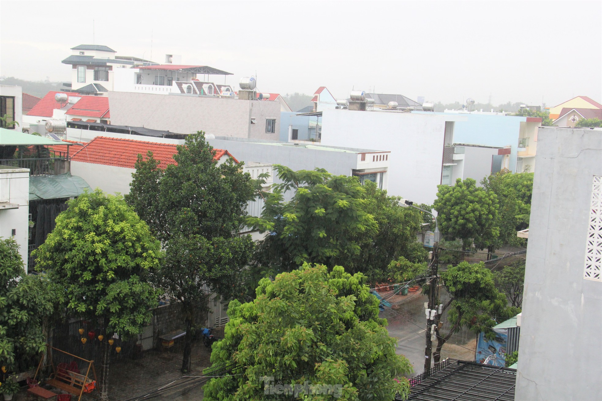 Nhiều tuyến đường Đà Nẵng ngập nước sau cơn mưa vàng giải nhiệt ảnh 11
