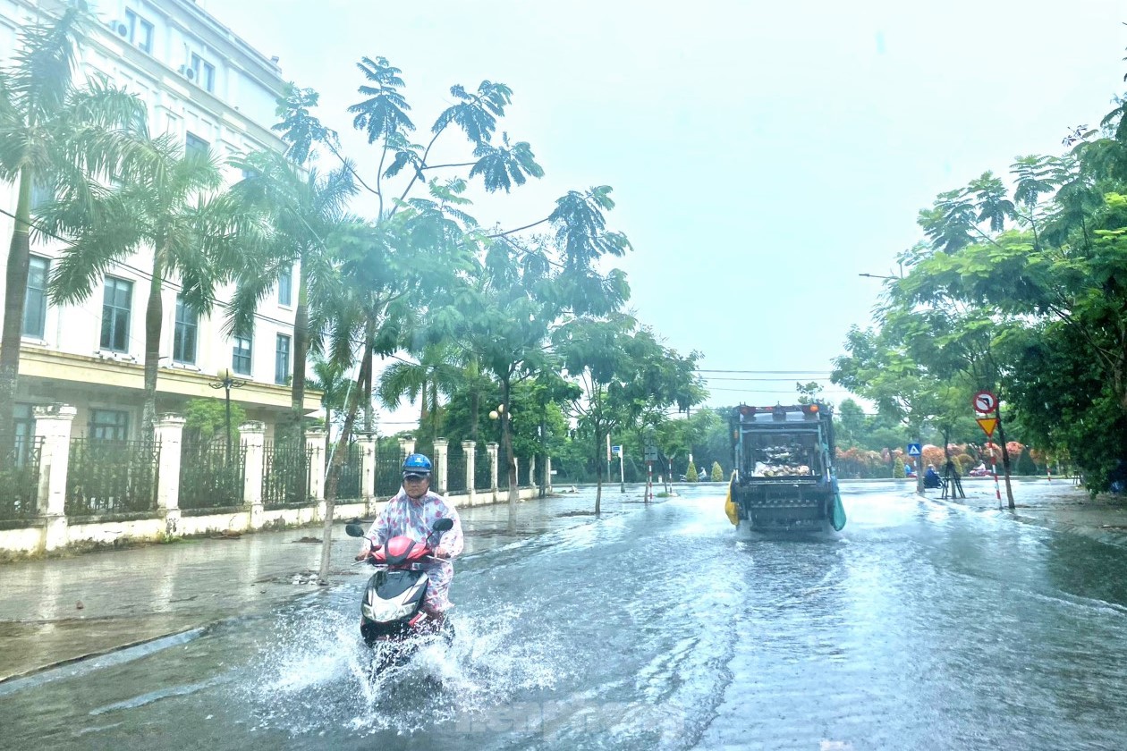 Nhiều tuyến đường Đà Nẵng ngập nước sau cơn mưa vàng giải nhiệt ảnh 14