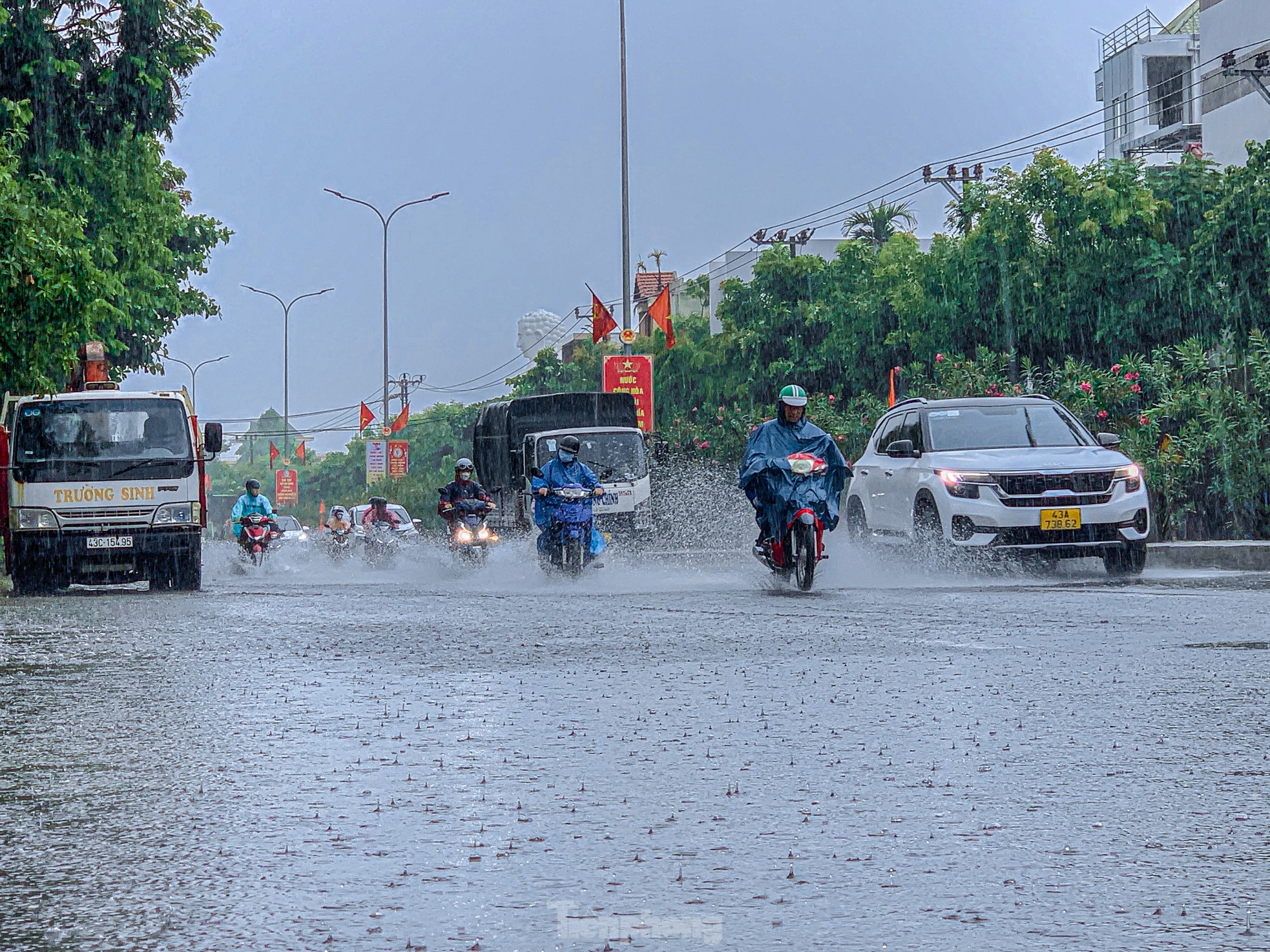 Nhiều tuyến đường Đà Nẵng ngập nước sau cơn mưa vàng giải nhiệt ảnh 13