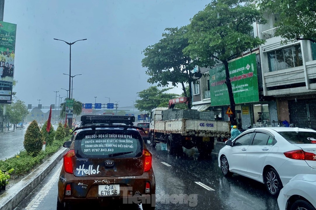 Nhiều tuyến đường Đà Nẵng ngập nước sau cơn mưa vàng giải nhiệt ảnh 15