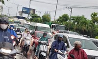 Đường phố 'vỡ trận', người dân Đà Nẵng chật vật đến công sở giữa mưa lớn