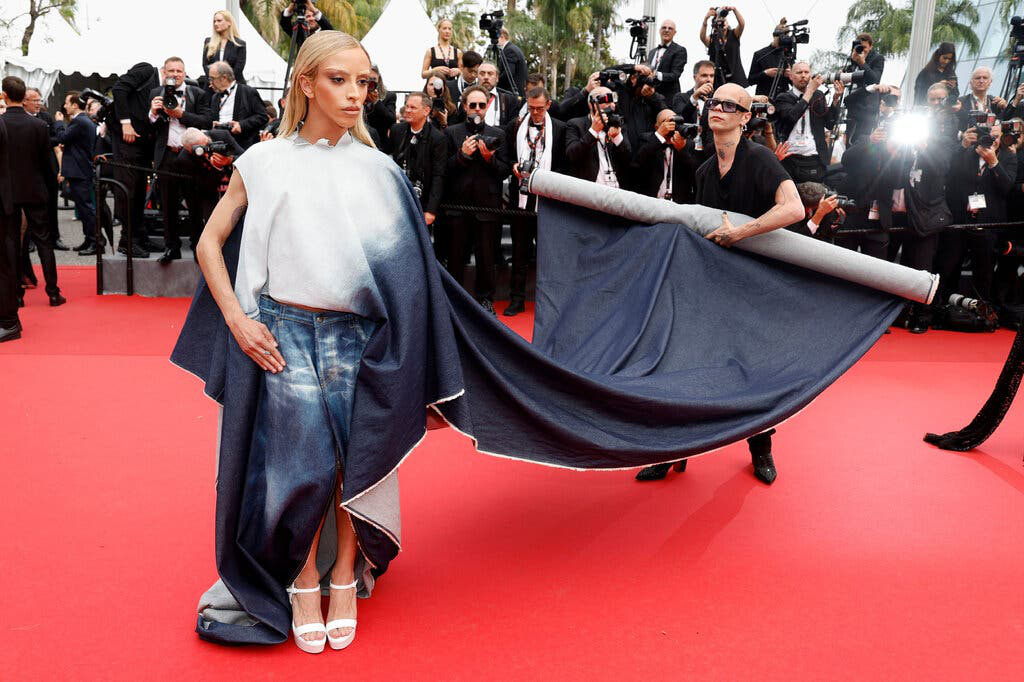 Bilal Hassani - ca sĩ kiêm nhạc sĩ người Pháp xuất hiện với bộ đồ trông như một chiếc thảm xanh được trải lên thảm đỏ - Ảnh: Getty Bilal Hassani - ca sĩ kiêm nhạc sĩ người Pháp - xuất hiện với bộ đồ trông như một chiếc thảm xanh được trải lên thảm đỏ - Ảnh: Getty