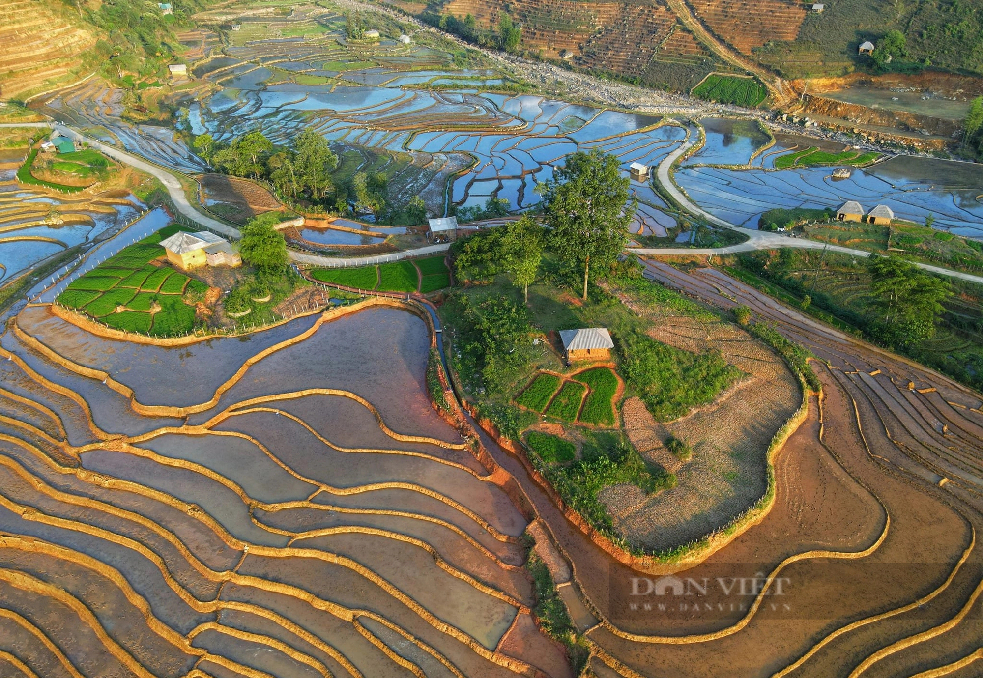 Chiêm ngưỡng vẻ đẹp ruộng bậc thang uốn lượn mùa nước đổ ở vùng cao Y Tý- Ảnh 9. Chiêm ngưỡng vẻ đẹp ruộng bậc thang uốn lượn mùa nước đổ ở vùng cao Y Tý- Ảnh 9.