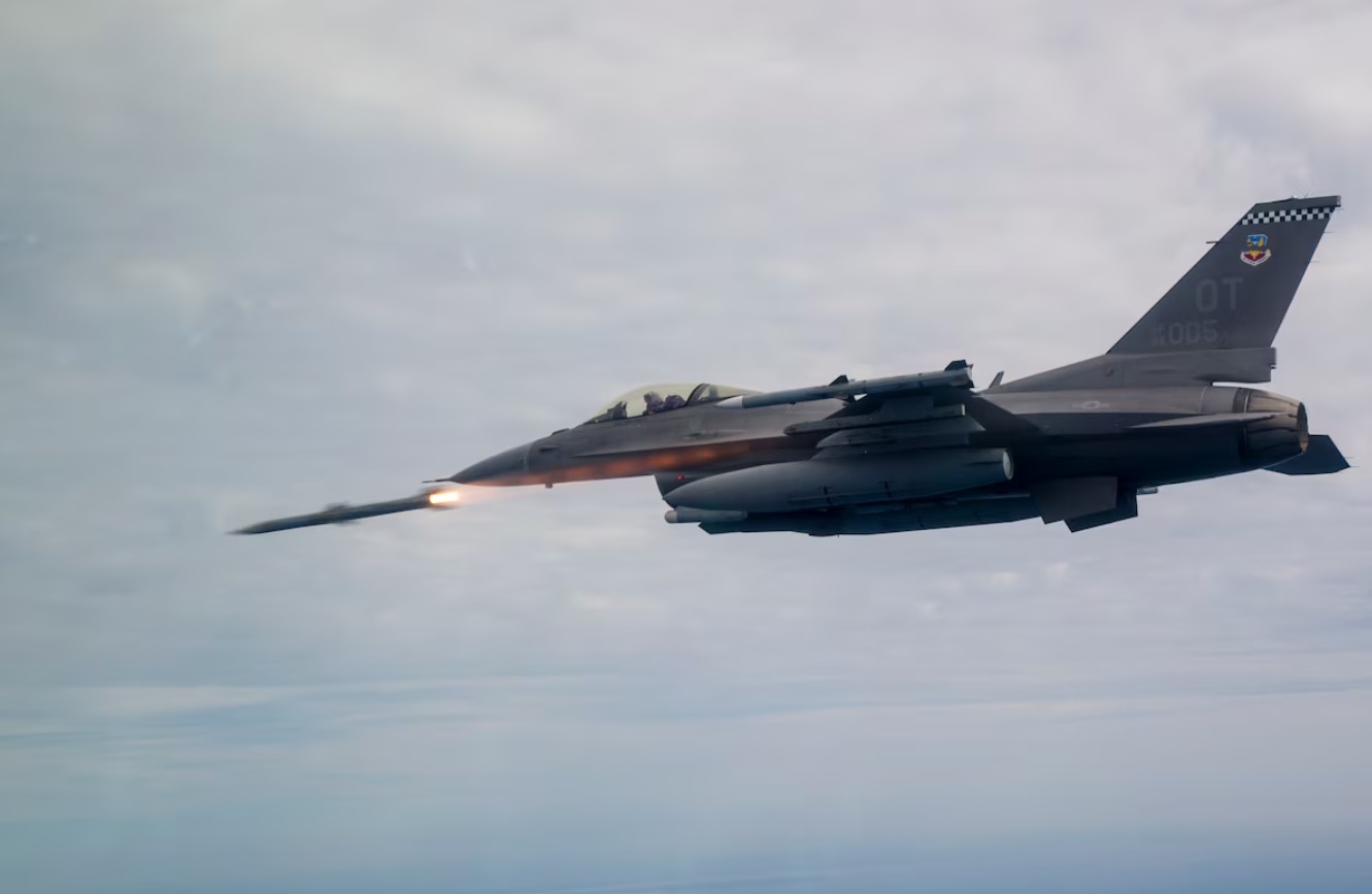 Tiêm kích F-16 của Mỹ phóng tên lửa AIM-120