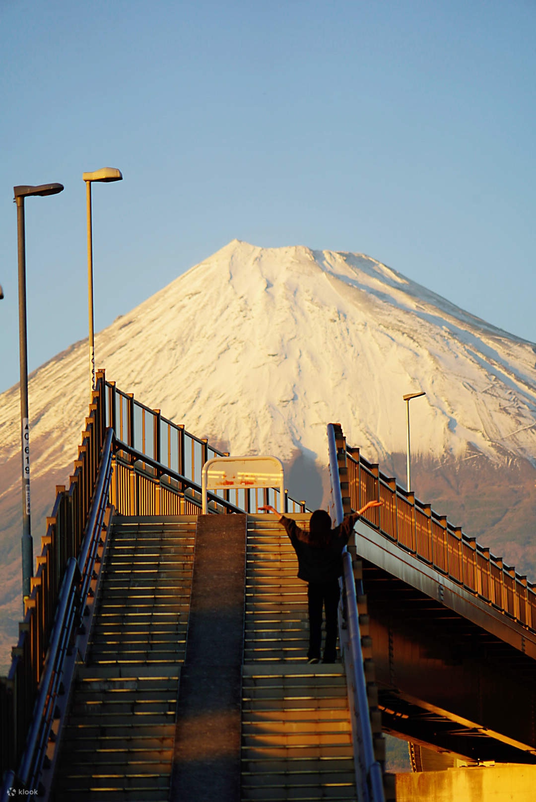 Hình ảnh cây cầu Giấc Mơ Fuji với ngọn núi Phú Sĩ nổi tiếng - Ảnh: Klook