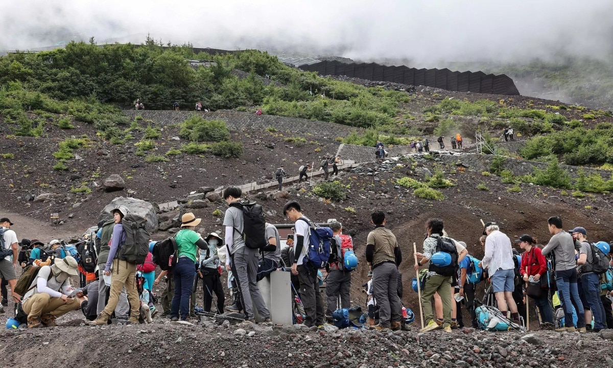 Du khách đổ xô tới núi Phú Sĩ đã kéo theo nhiều hệ lụy đáng sợ với các địa phương xung quanh danh thắng này - Ảnh: CNN