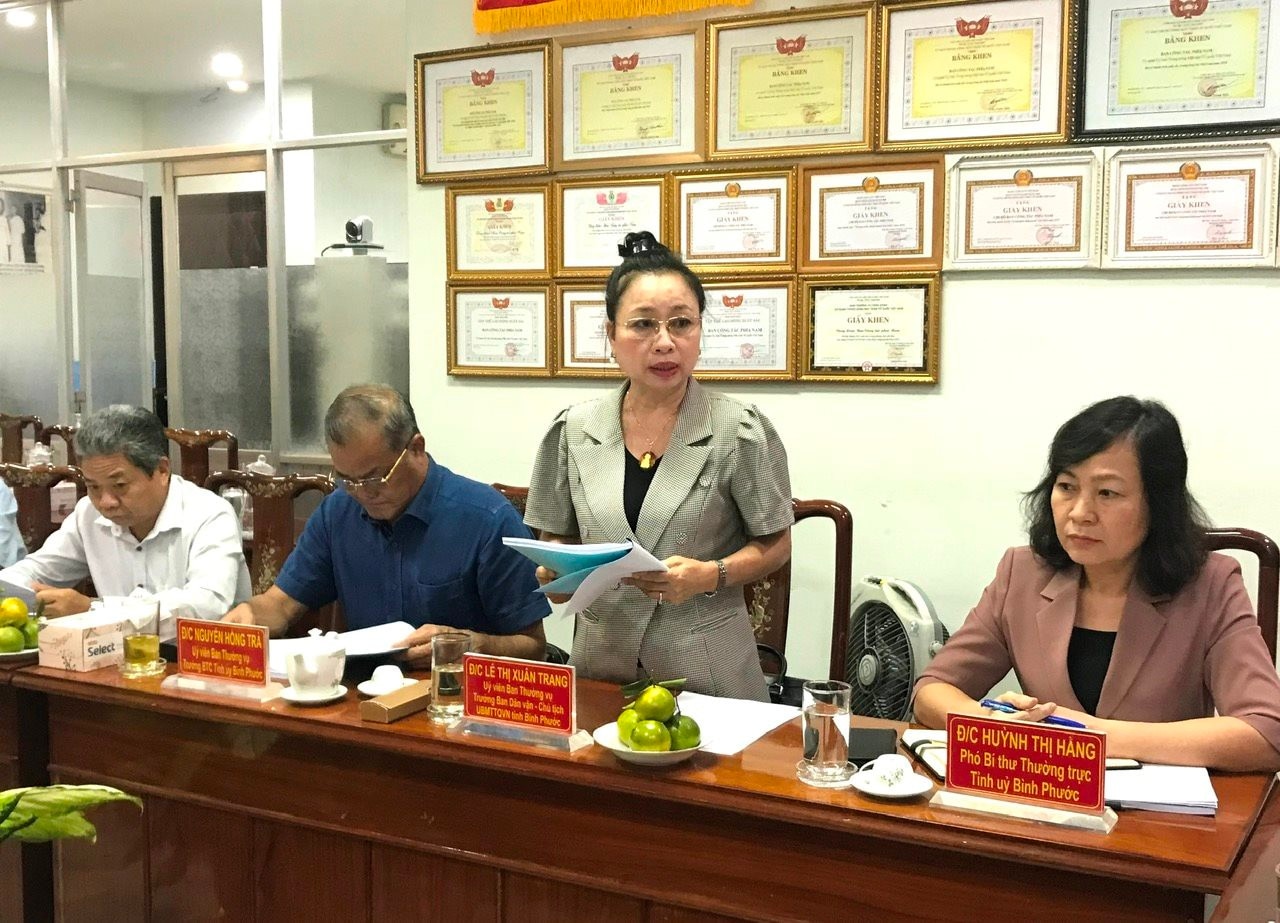 Bà Lê Thị Xuân Trang báo cáo về công tác chuẩn bị đại hội Mặt trận tỉnh Bình Phước.