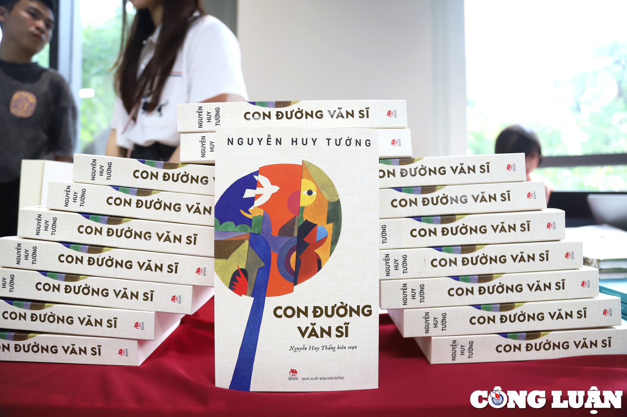 ra mat sach con duong van si nhat ky cua nha van nguyen huy tuong hinh 2