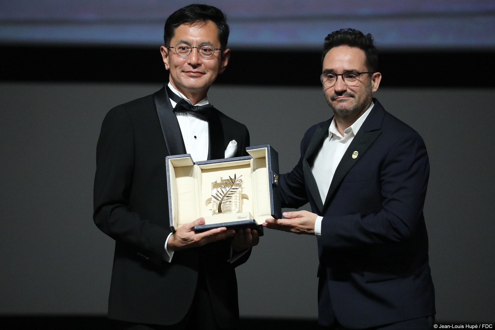 Gorō Miyazaki nhận Cành cọ vàng danh dự từ Juan Antonio Bayona ở Cannes 2024