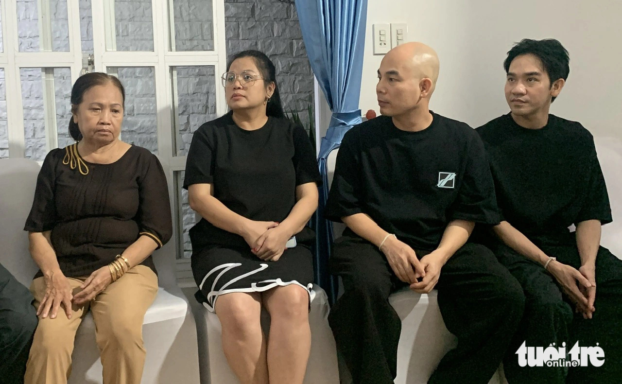 Nhà thiết kế Vũ Ngọc Tú (thứ hai, từ phải qua), Đinh Trường Tùng (bìa phải) chia buồn cùng gia đình - Ảnh: HOÀI PHƯƠNG Nhà thiết kế Vũ Ngọc Tú (thứ hai từ phải qua), Đinh Trường Tùng (bìa phải) chia buồn cùng gia đình - Ảnh: HOÀI PHƯƠNG