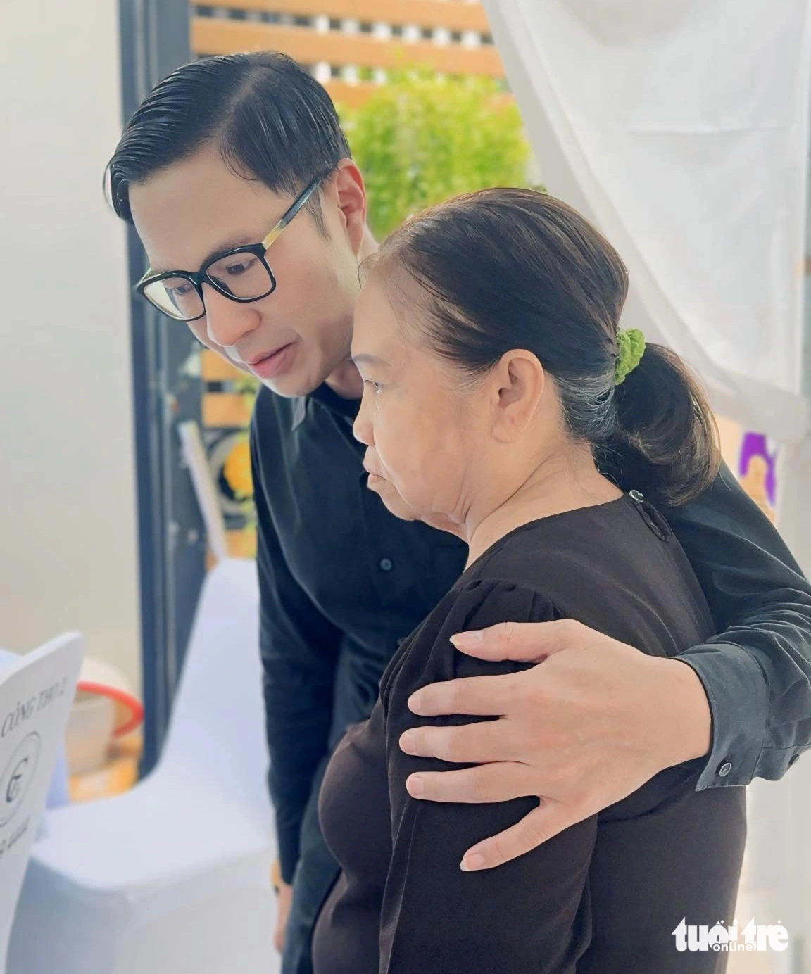 MC Anh Quân động viên mẹ của người mẫu Đức Tiến - Ảnh: THÀNH TRUNG MC Anh Quân động viên mẹ của người mẫu Đức Tiến trước nỗi mất mát lớn - Ảnh: THÀNH TRUNG