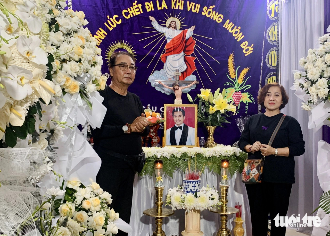 Diễn viên Nguyễn Sanh (bìa trái) thắp nén hương tưởng nhớ - Ảnh: HOÀI PHƯƠNG Diễn viên Nguyễn Sanh (bìa trái) thắp nén hương tưởng nhớ - Ảnh: HOÀI PHƯƠNG