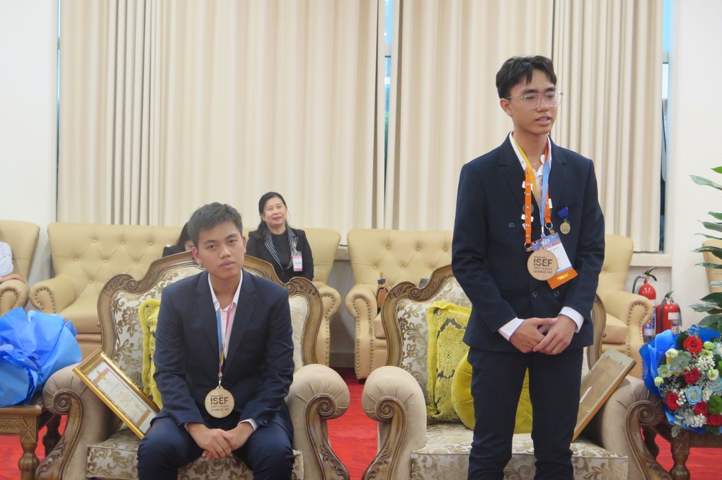 Hai học sinh TPHCM nhận bằng khen, 50 triệu đồng vì thành tích đặc biệt - 2 Hai học sinh TPHCM nhận bằng khen, 50 triệu đồng vì thành tích đặc biệt - 2