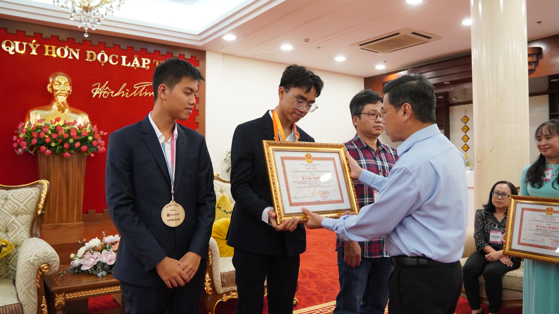 Trao bằng khen cho hai học sinh đoạt giải thưởng khoa học kỹ thuật quốc tế- Ảnh 2. Lãnh đạo TP.HCM trao bằng khen cho 2 học sinh Trường THPT chuyên Lê Hồng Phong