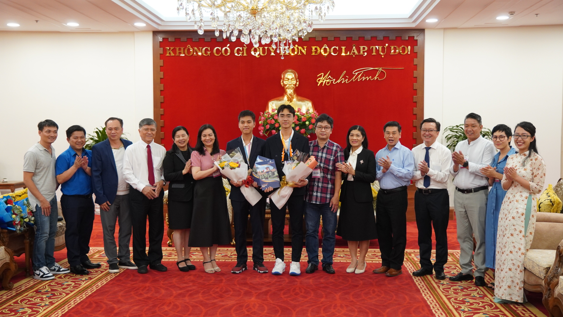 Trao bằng khen cho hai học sinh đoạt giải thưởng khoa học kỹ thuật quốc tế- Ảnh 3. Hai học sinh cùng gia đình và nhà trường tại lễ đón chiều nay
