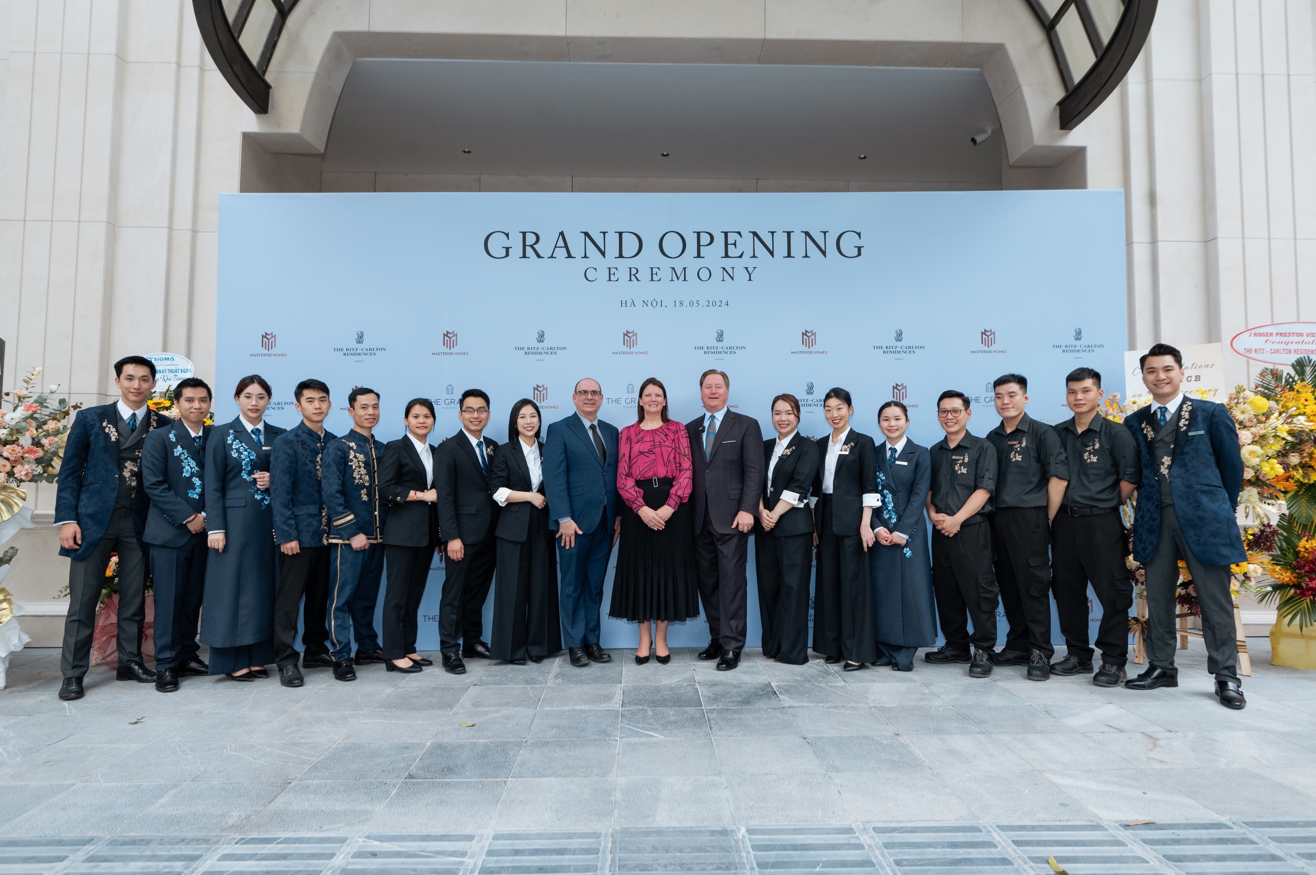 Đội ngũ Quý ông Quý bà Ritz-Carlton cùng các lãnh đạo cấp cao của Marriott International trong lễ khai trương