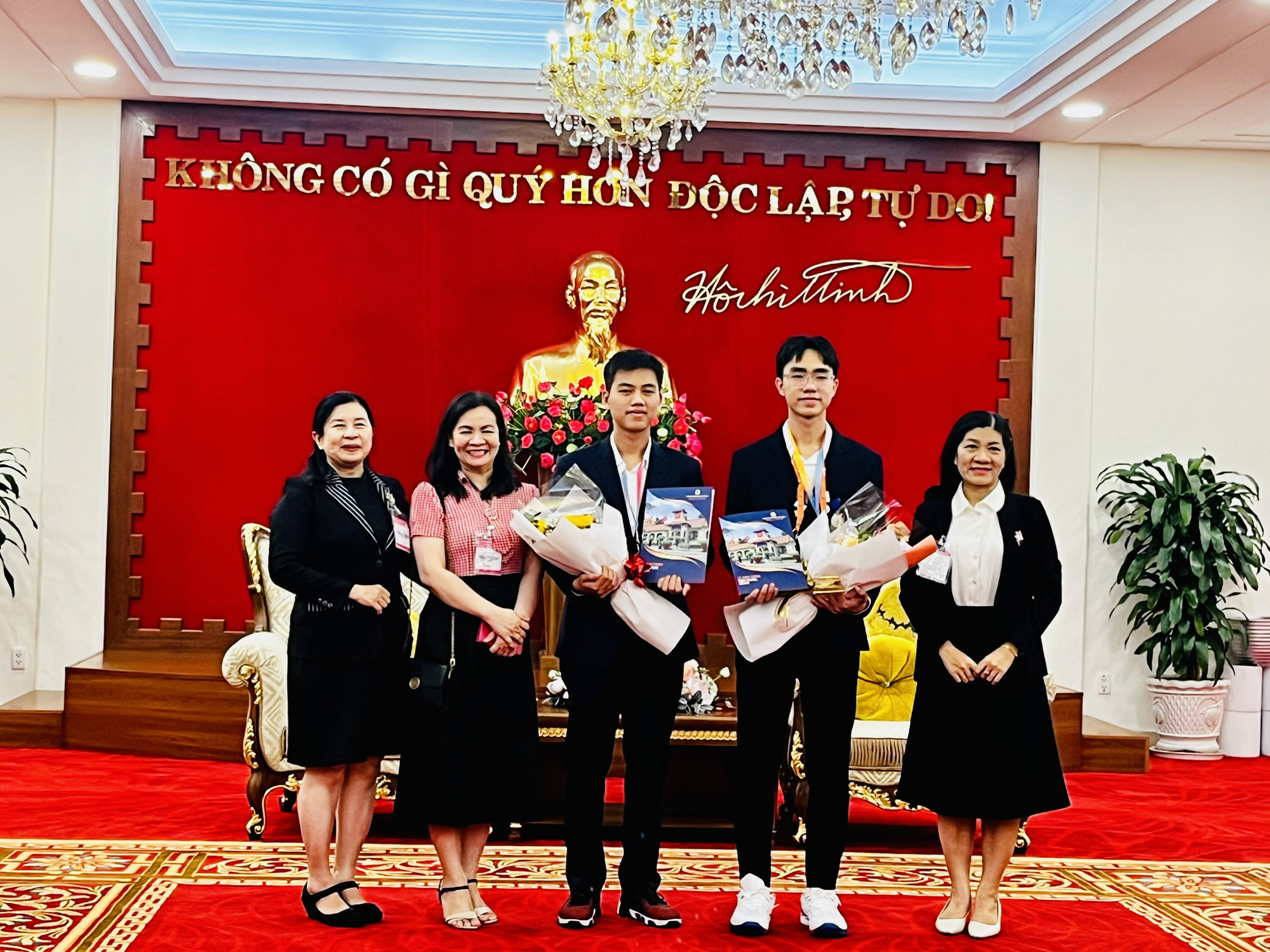 TP.HCM tặng bằng khen và thưởng 50 triệu đồng cho 2 học sinh đạt giải ISEF- Ảnh 2. Hai học sinh đạt giải nhận hoa từ các giáo viên Trường THPT chuyên Lê Hồng Phong - Ảnh: MỸ DUNG