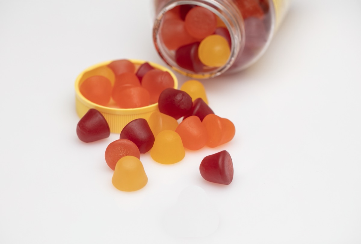 6 thành phần cần lưu ý khi dùng vitamin tổng hợp- Ảnh 3. vitamin dẻo được đổ từ chai lên bề mặt trắng