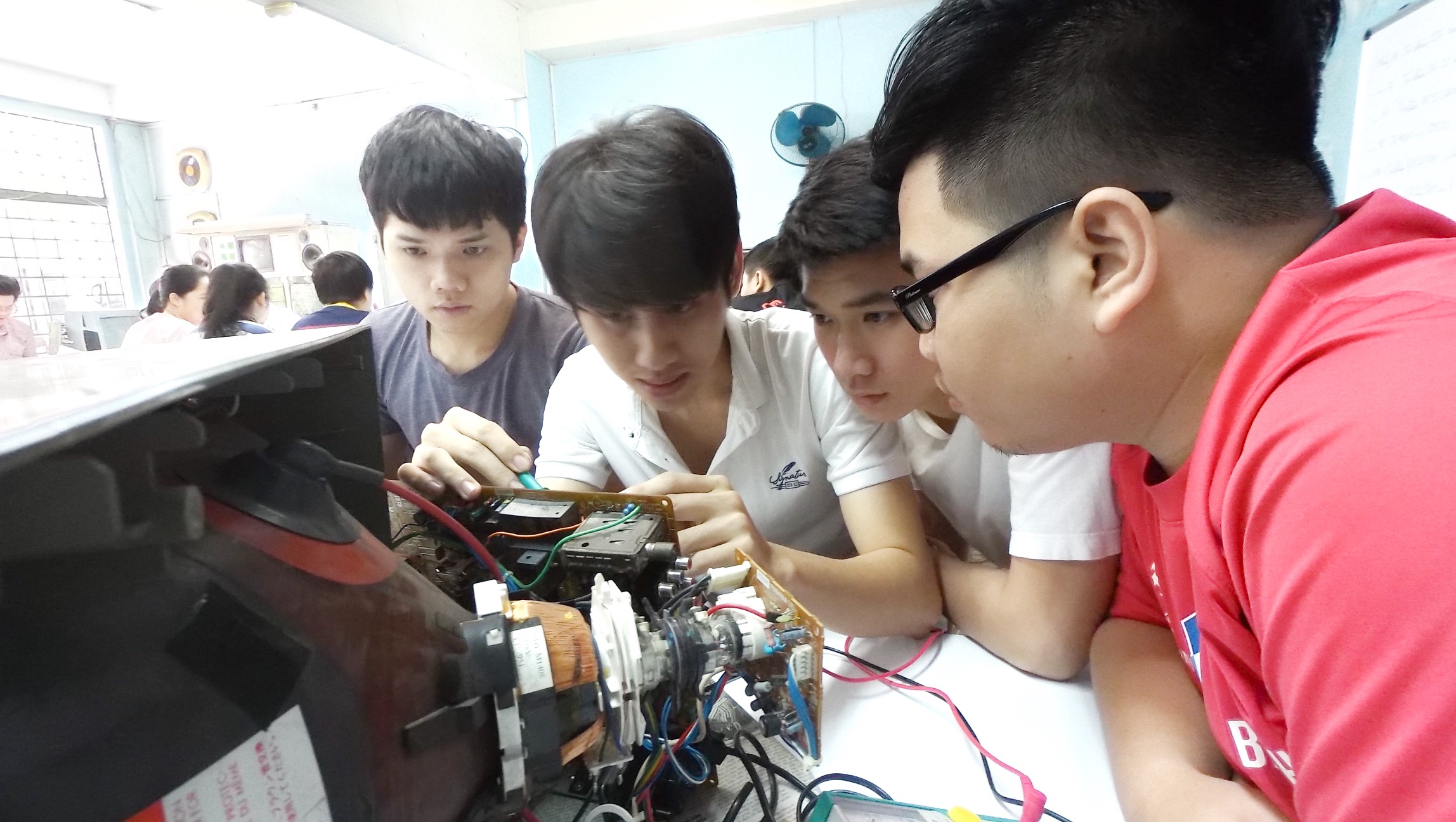 Trường ĐH giảm đào tạo chuyên sâu để sinh viên dễ tìm việc- Ảnh 2. Chương trình đào tạo các ngành đào tạo đặc thù (bác sĩ, dược sĩ, kỹ sư, kiến trúc sư) gồm 150 tín chỉ