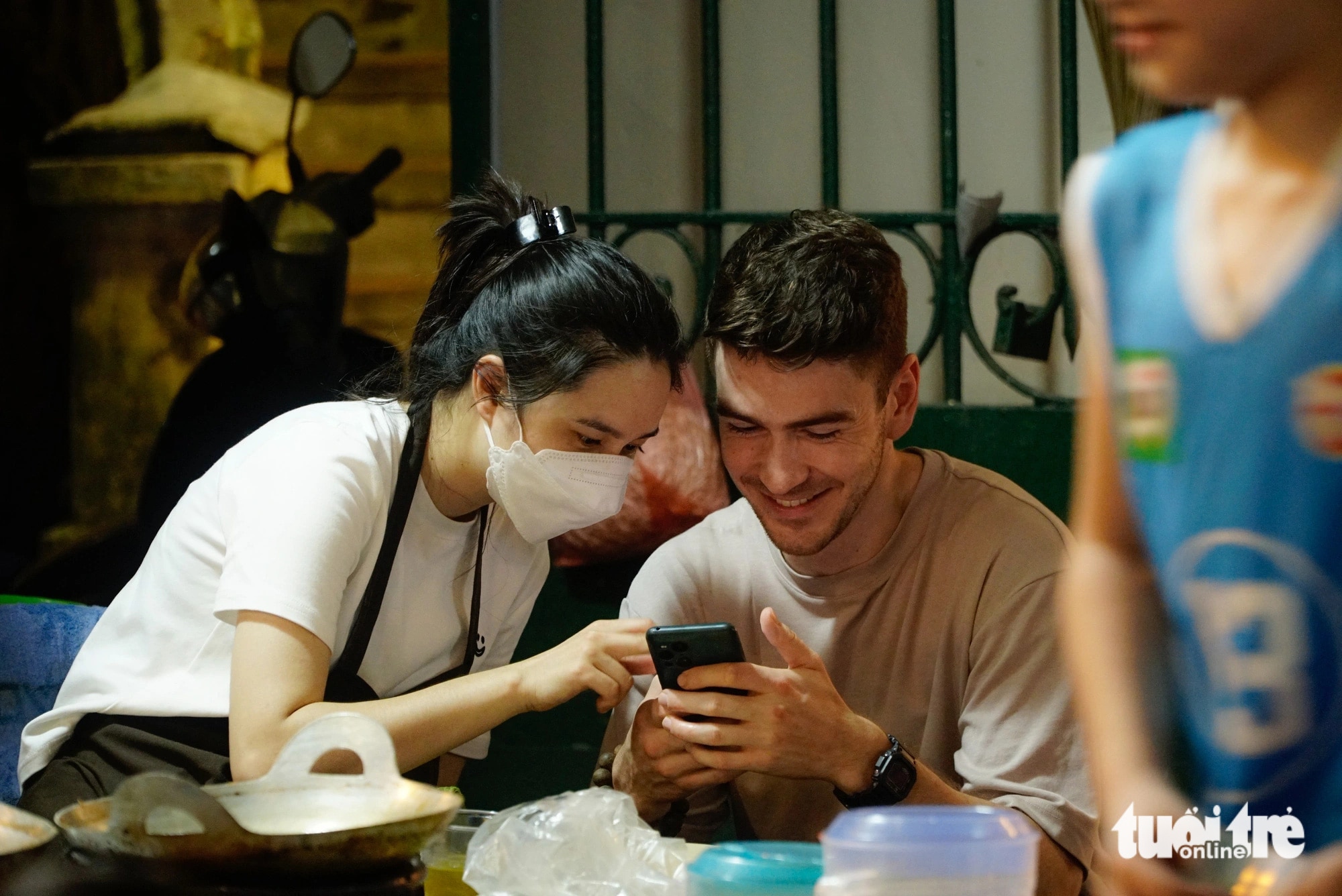 Duyên và Moritz chia sẻ với nhau rất nhiều câu chuyện về đam mê nấu ăn và ẩm thực đường phố của Việt Nam