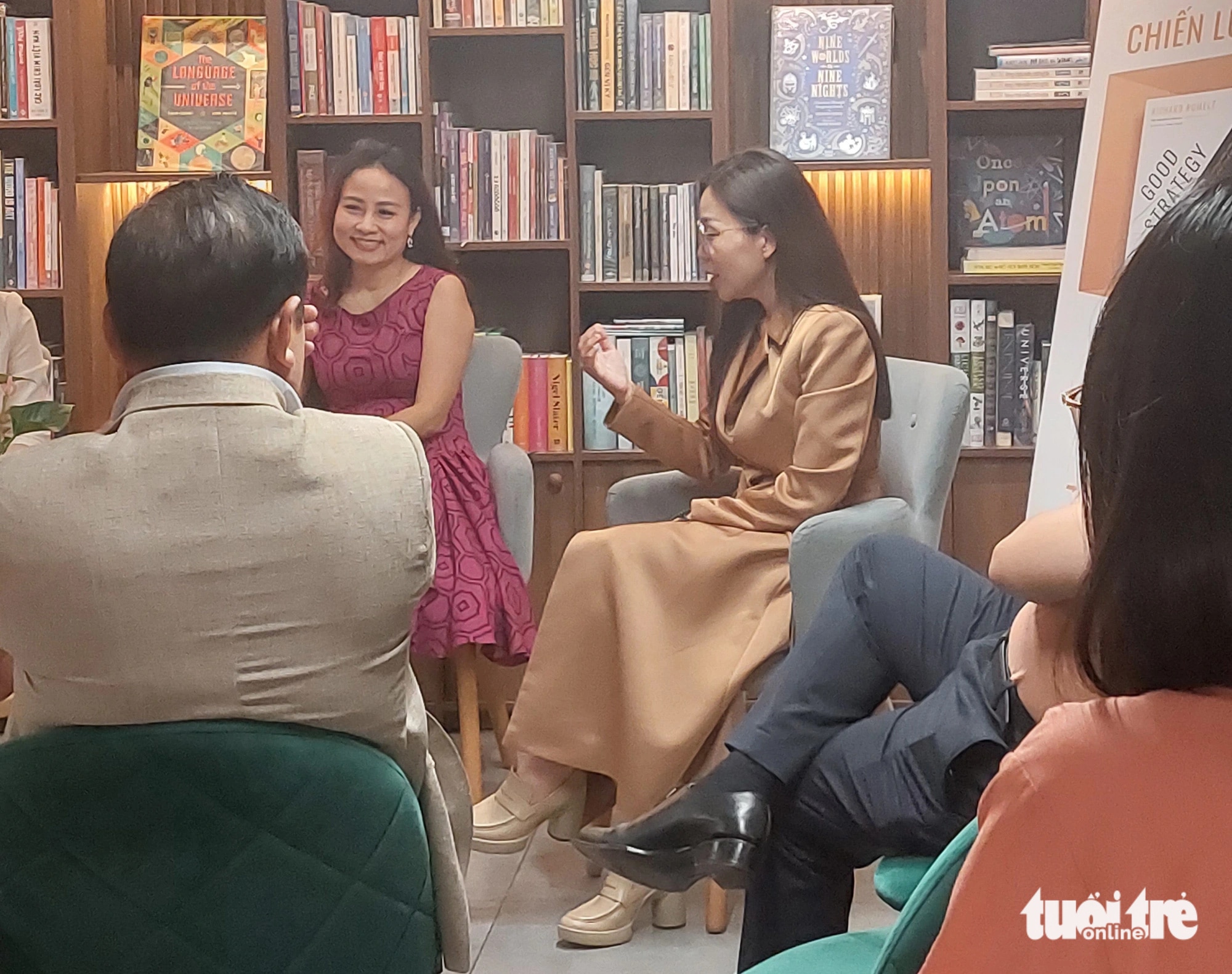 Đạo diễn Quỳnh Thư (phải) chia sẻ kinh nghiệm về đọc sách - Ảnh: HOÀNG LÊ