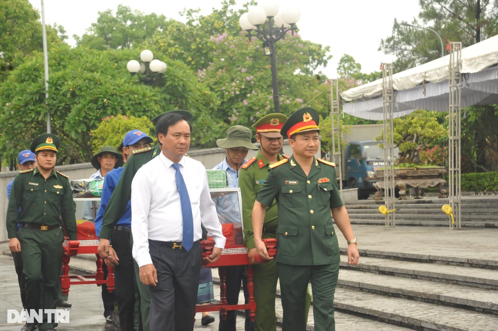 Hình ảnh xúc động tại lễ truy điệu, an táng 12 liệt sỹ hy sinh trên đất Lào - 2 Hình ảnh xúc động tại lễ truy điệu, an táng 12 liệt sỹ hy sinh trên đất Lào - 2