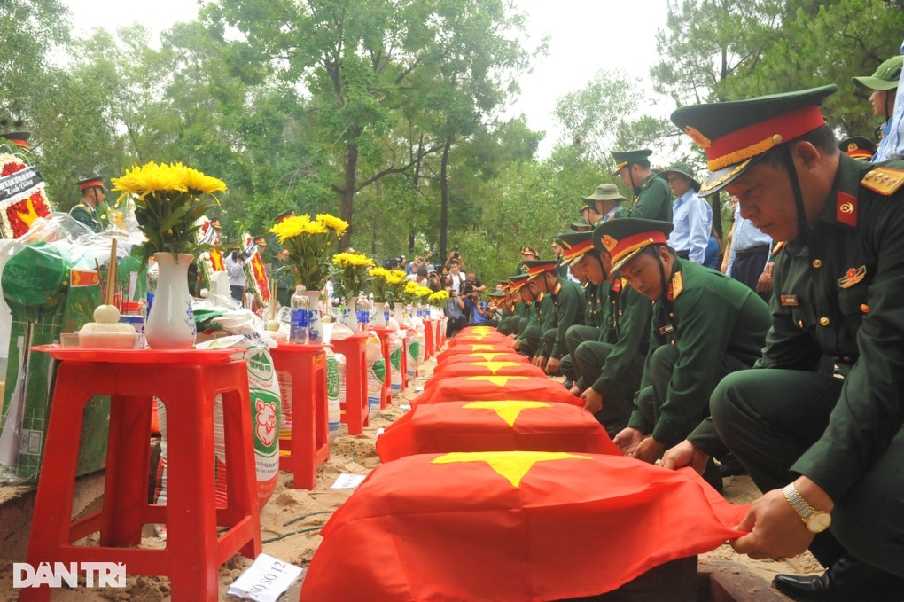 Hình ảnh xúc động tại lễ truy điệu, an táng 12 liệt sỹ hy sinh trên đất Lào - 3