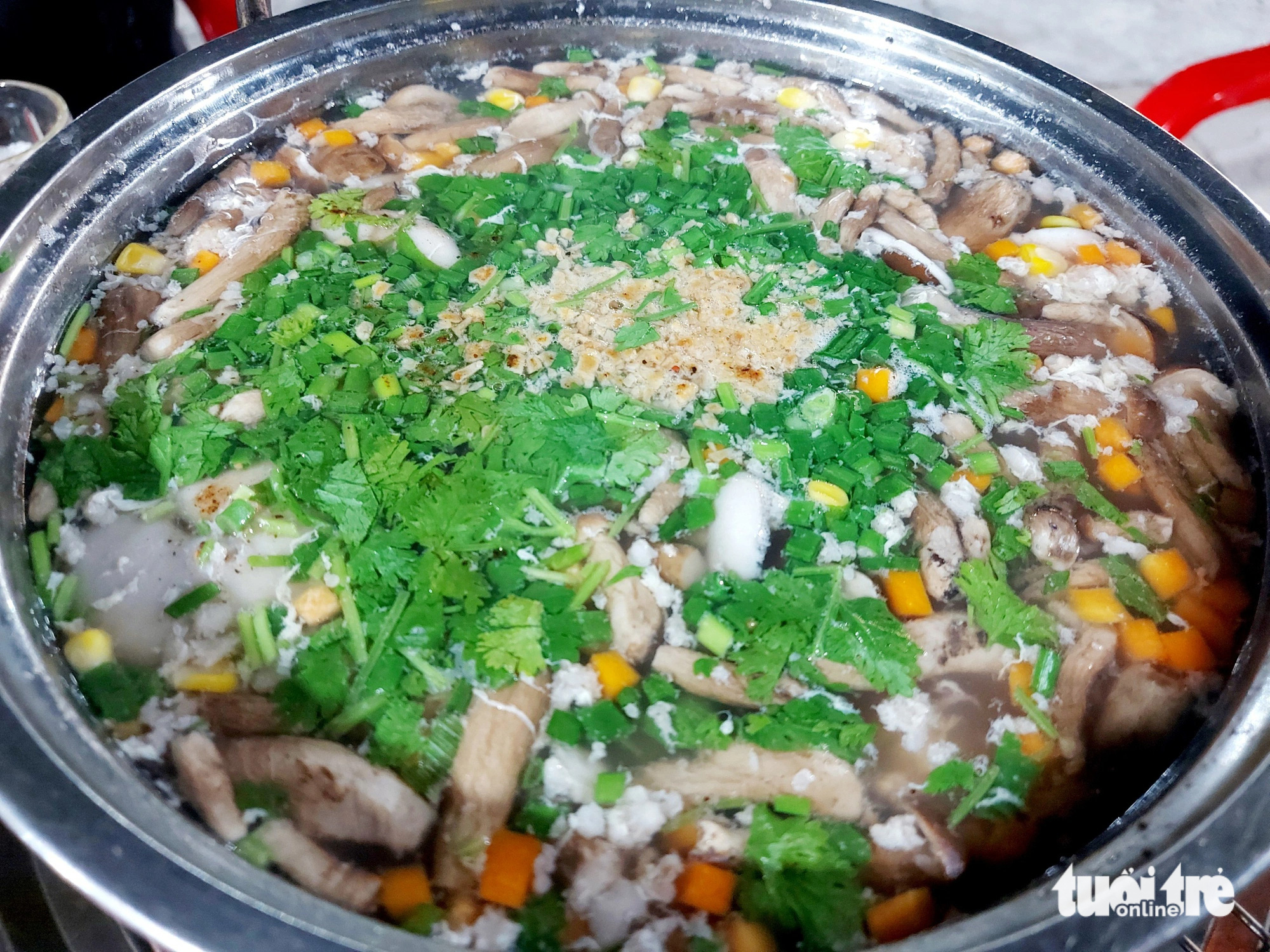 Dân Phú Quốc săn nấm tràm bán kiếm tiền triệu- Ảnh 2. Lẩu nấm tràm tôm, mực và trứng ở Phú Quốc rất được lòng khách du lịch - Ảnh: CHÍ CÔNG