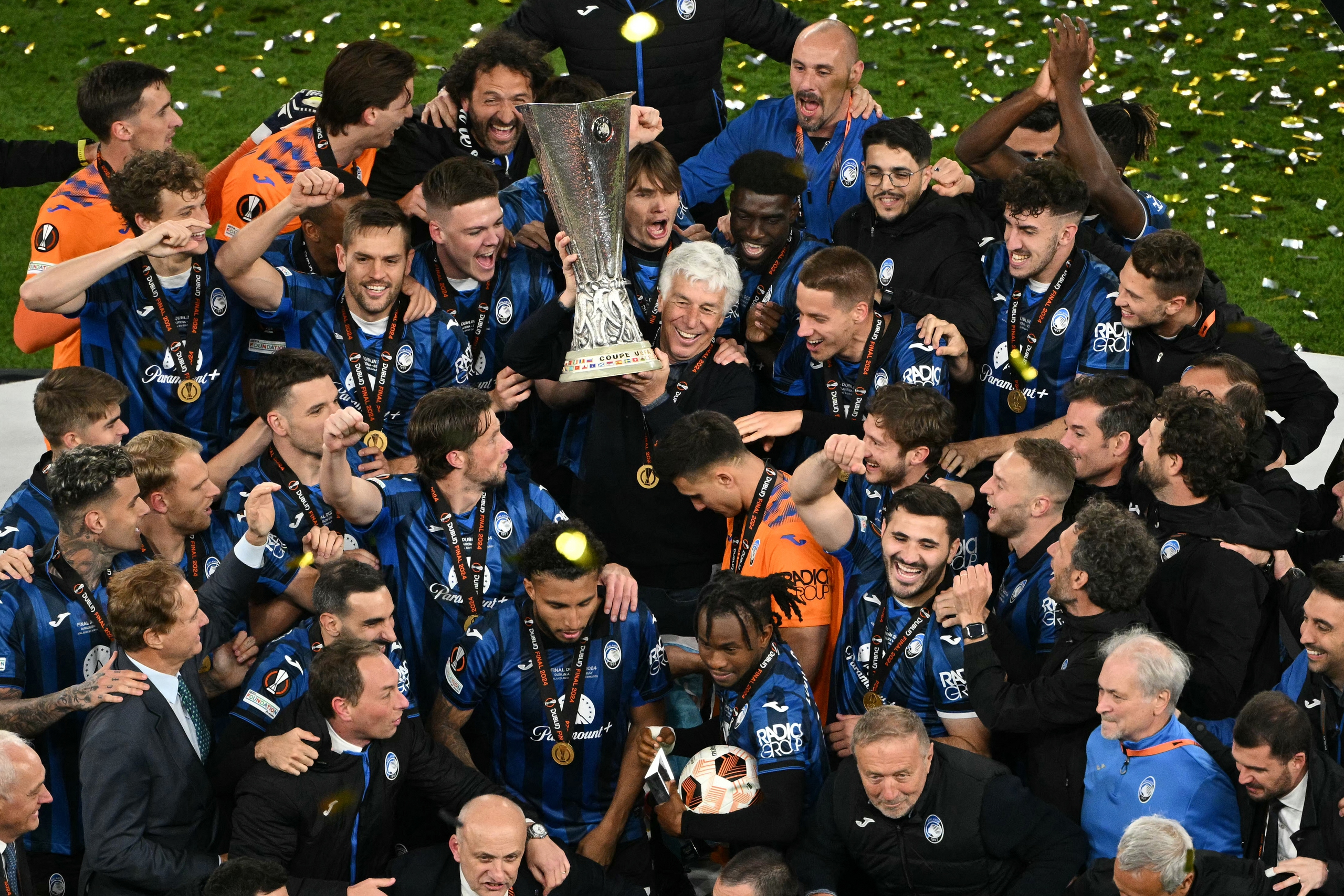 Chặn đứng chuỗi bất bại của Leverkusen, Atalanta tạo lịch sử với chức vô địch Europa League- Ảnh 2. HLV Gapserini nâng cúp vô địch Europa League, đánh dấu 8 năm thành công khi dẫn dắt Atalanta