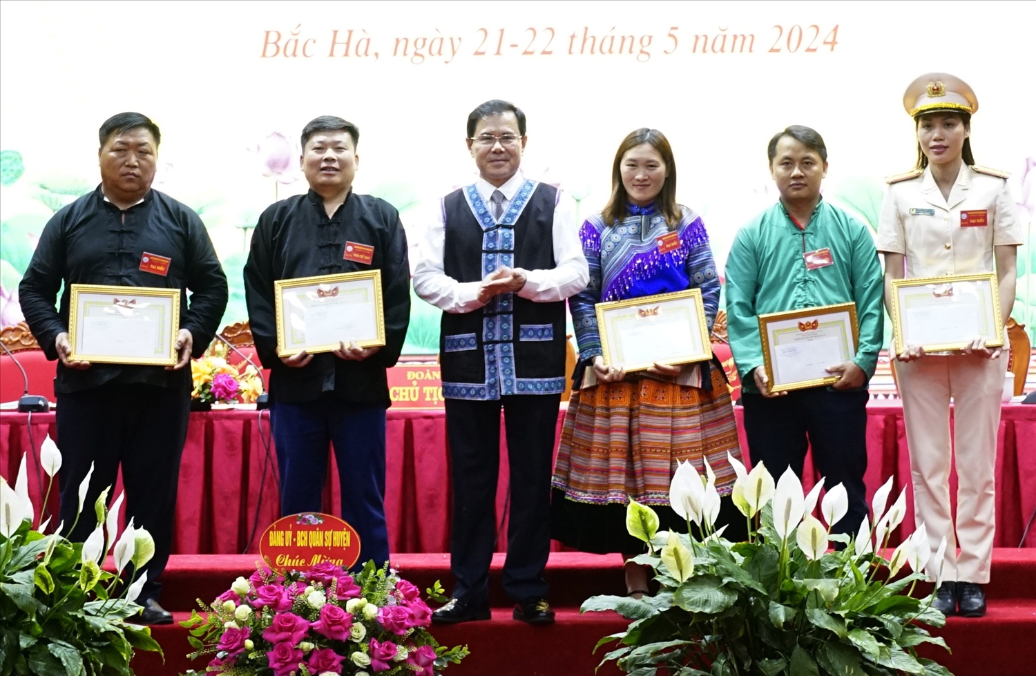 Ban Dân tộc tỉnh Lào Cai khen thưởng 01 tập thể và 4 cá nhân có thành tích xuất sắc trong thực hiện Quyết tâm thư tại Đại hội lần thứ III Ban Dân tộc tỉnh Lào Cai khen thưởng 01 tập thể và 4 cá nhân có thành tích xuất sắc trong thực hiện Quyết tâm thư tại Đại hội lần thứ III