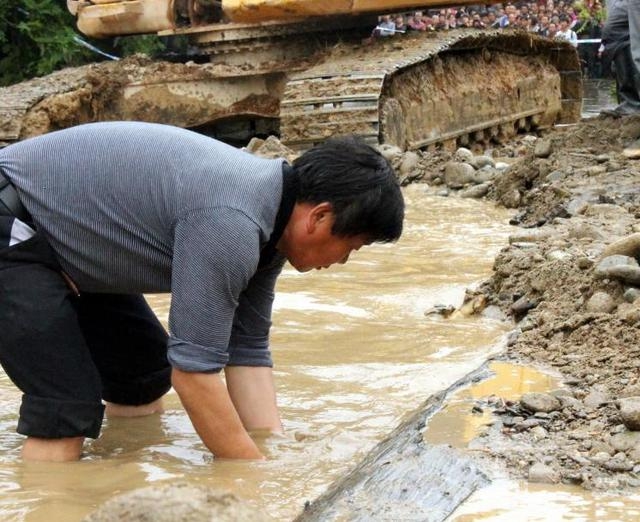 Anh nông dân đào được cây gỗ 'đen sì' dài 20m, nghi là 'Đông phương thần mộc' trị giá hơn 350 tỷ đồng, hiện trường lập tức được phong tỏa - Ảnh 4. Anh nông dân đào được cây gỗ 'đen sì' dài 20m, nghi là 'Đông phương thần mộc' trị giá hơn 350 tỷ đồng, hiện trường lập tức được phong tỏa - Ảnh 4.