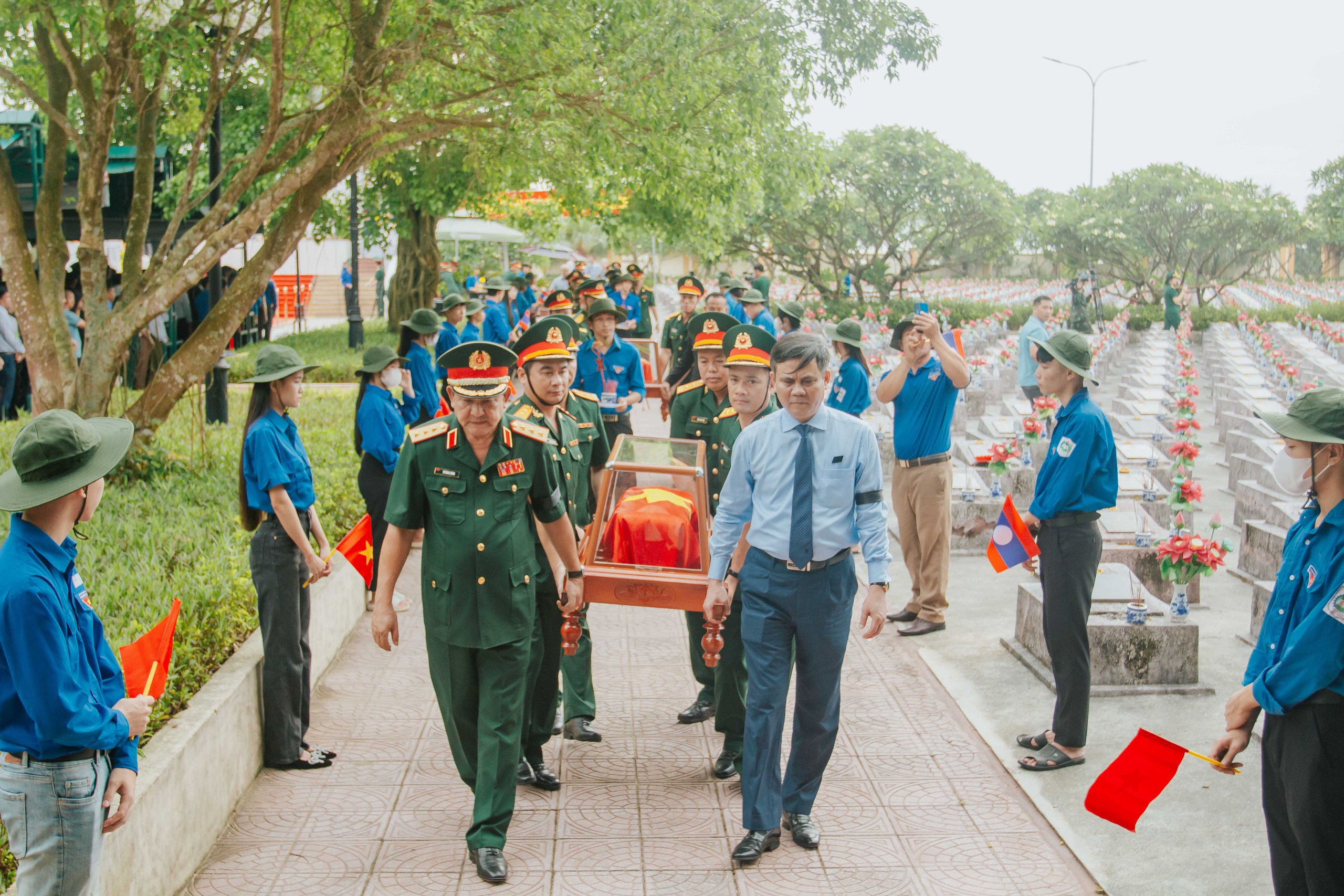 Quảng Bình: Tổ chức truy điệu, an táng 16 hài cốt liệt sĩ quy tập tại Lào- Ảnh 2. Đoàn công tác thực hiện nghi lễ an táng hài cốt các liệt sĩ