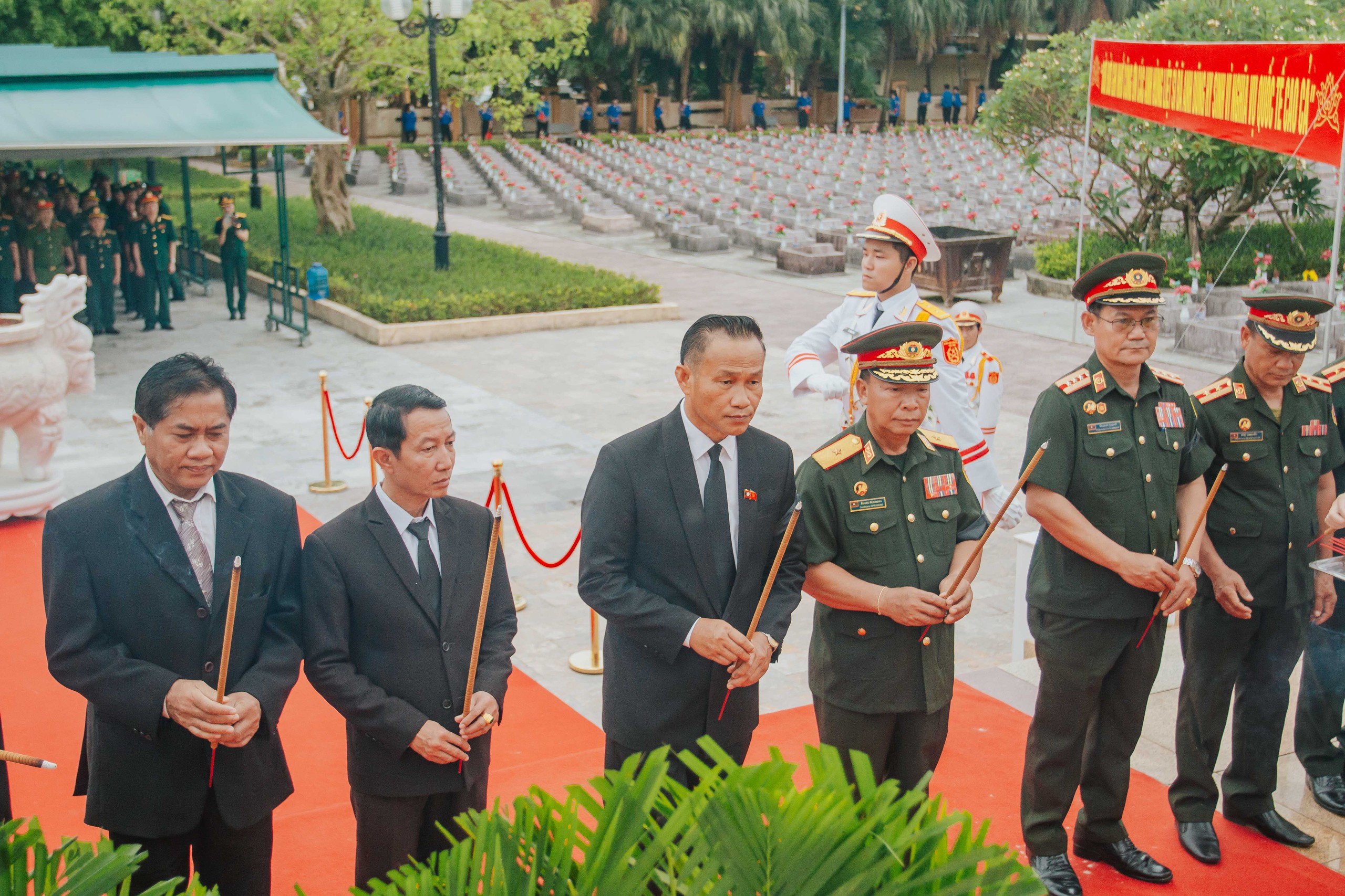 Quảng Bình: Tổ chức truy điệu, an táng 16 hài cốt liệt sĩ quy tập tại Lào- Ảnh 3. Đoàn công tác tỉnh Khăm Muồn gửi lời biết ơn sâu sắc đến các liệt sĩ đã hy sinh vì nền độc lập, hòa bình của 2 nước Việt - Lào