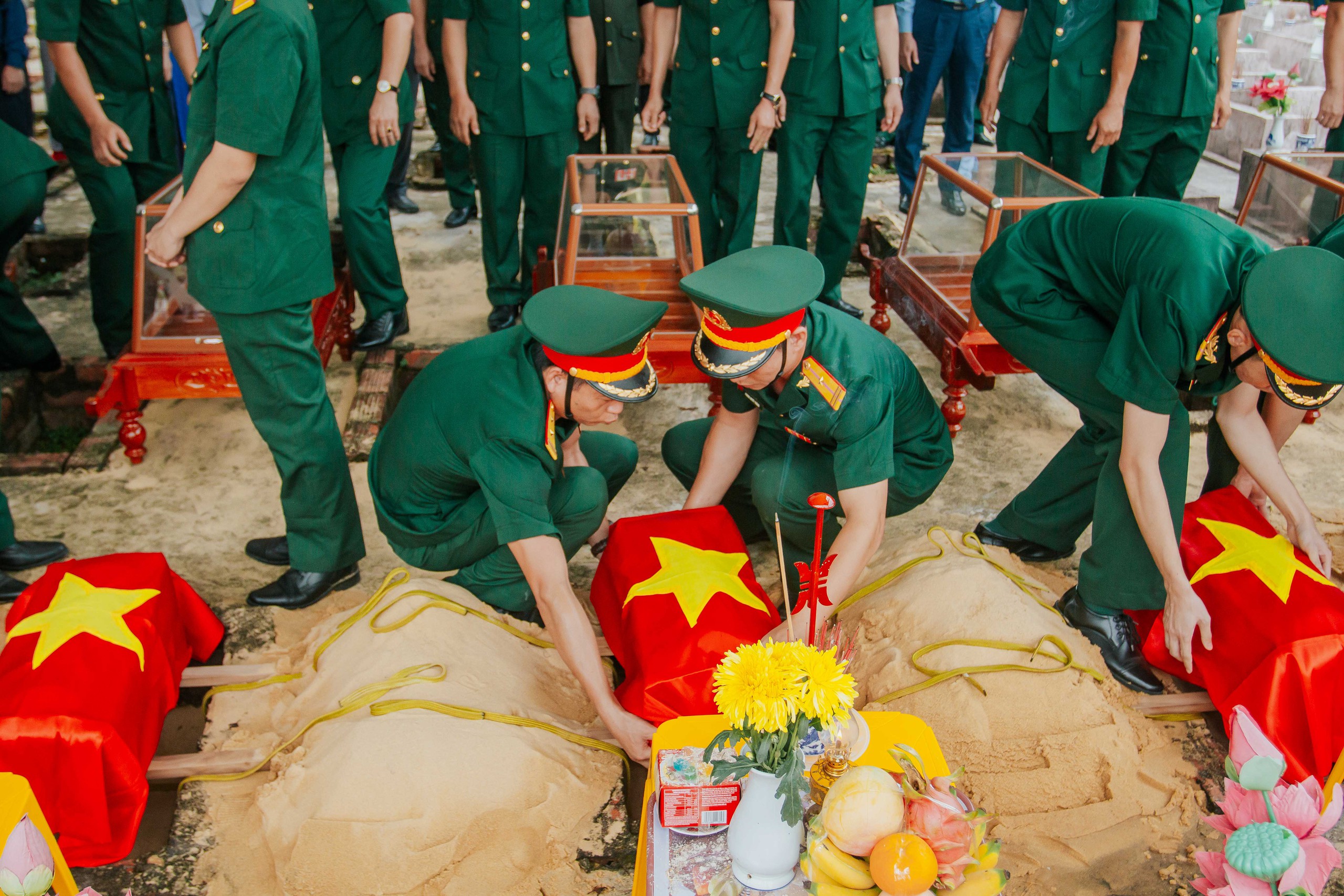 Quảng Bình: Tổ chức truy điệu, an táng 16 hài cốt liệt sĩ quy tập tại Lào- Ảnh 5. 16 liệt sĩ được an táng tại Nghĩa trang liệt sĩ Ba Dốc
