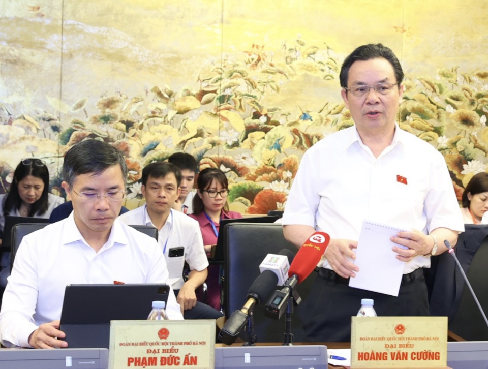 Đại biểu Quốc hội Hoàng Văn Cường thảo luận tại tổ