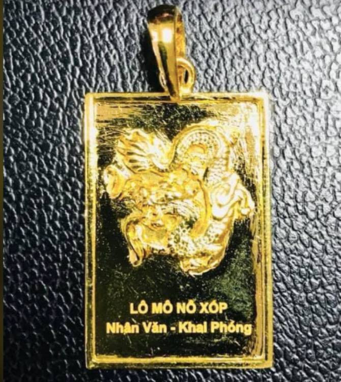 Một trường học ở Hà Nội thưởng vàng cho học sinh tiêu biểu
- Ảnh 2. Miếng vàng 3 chỉ dành tặng học sinh tiêu biểu của năm