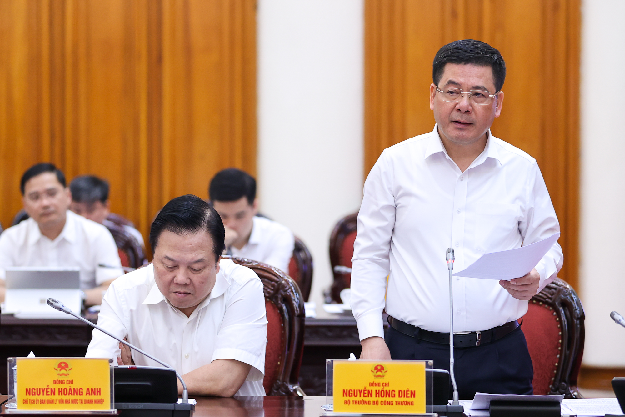 Thủ tướng: Cung ứng điện đã vượt thử thách tháng 4 nóng nhất lịch sử- Ảnh 2. Bộ trưởng Bộ Công thương Nguyễn Hồng Diên báo cáo tiến độ đường dây 500 kV