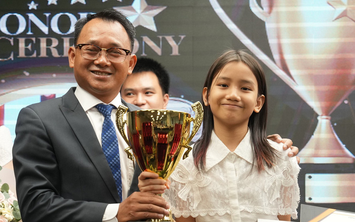 Lần đầu Học viện Âm nhạc Huế tổ chức cuộc thi Vietnam's Piano Got Talent- Ảnh 4. Cô bé 11 tuổi giành cúp vô địch cuộc thi piano quốc tế