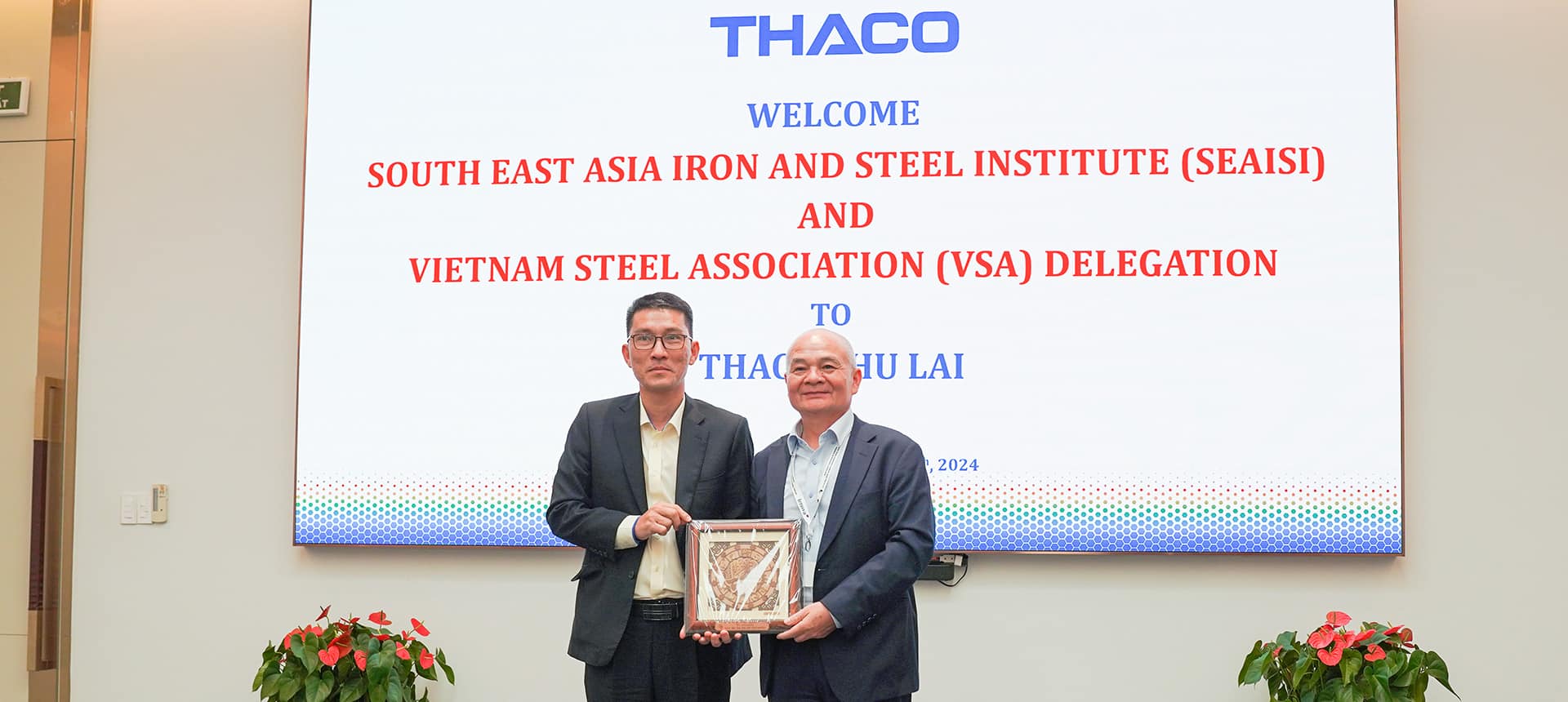 Ông Đỗ Minh Tâm - Tổng Giám đốc THACO INDUSTRIES nhận quà lưu niệm từ ông Đinh Quốc Thái - Tổng thư ký VSA