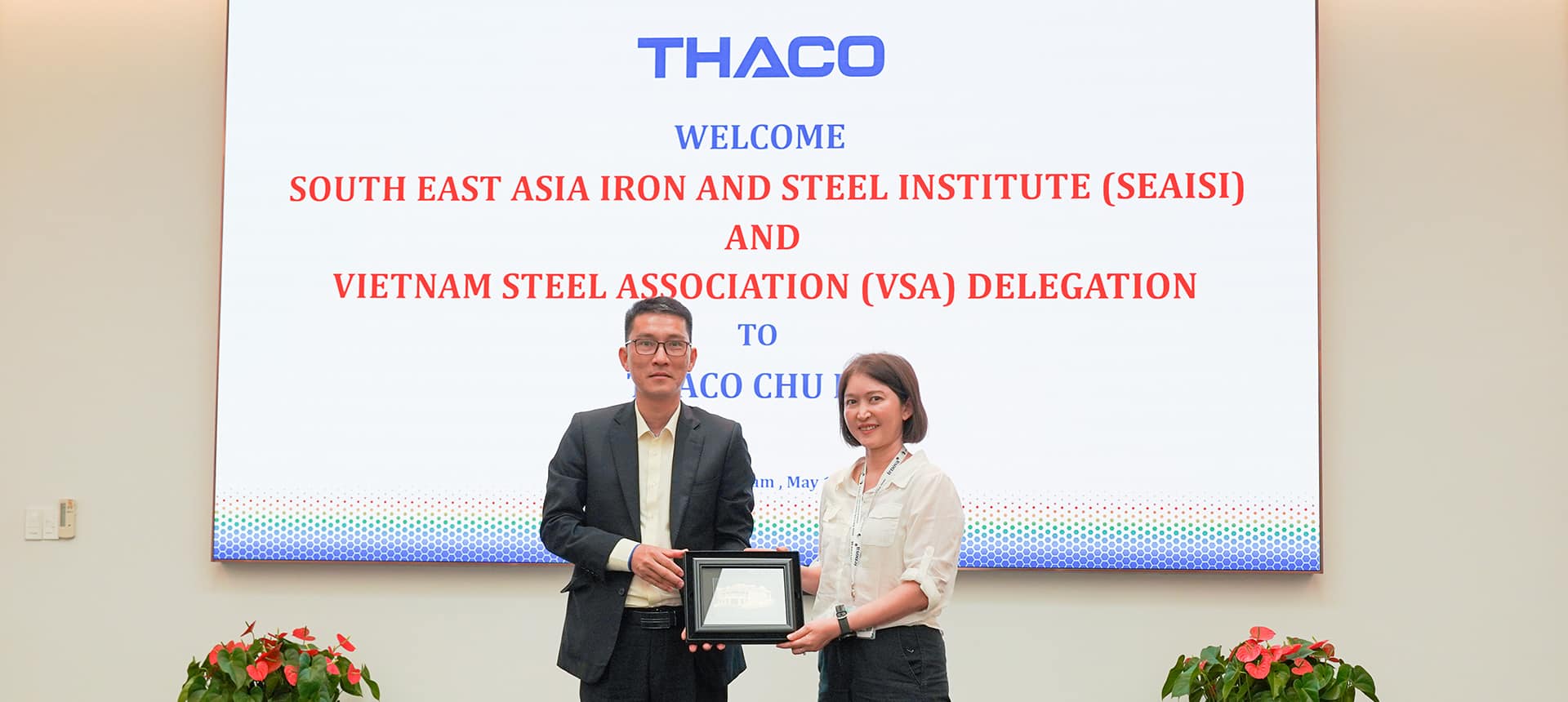 Ông Đỗ Minh Tâm - Tổng Giám đốc THACO INDUSTRIES trao quà lưu niệm cho bà Pichsini Tepa-Apirak - Trợ lý Tổng Thư ký Hiệp hội Thép Đông Nam Á