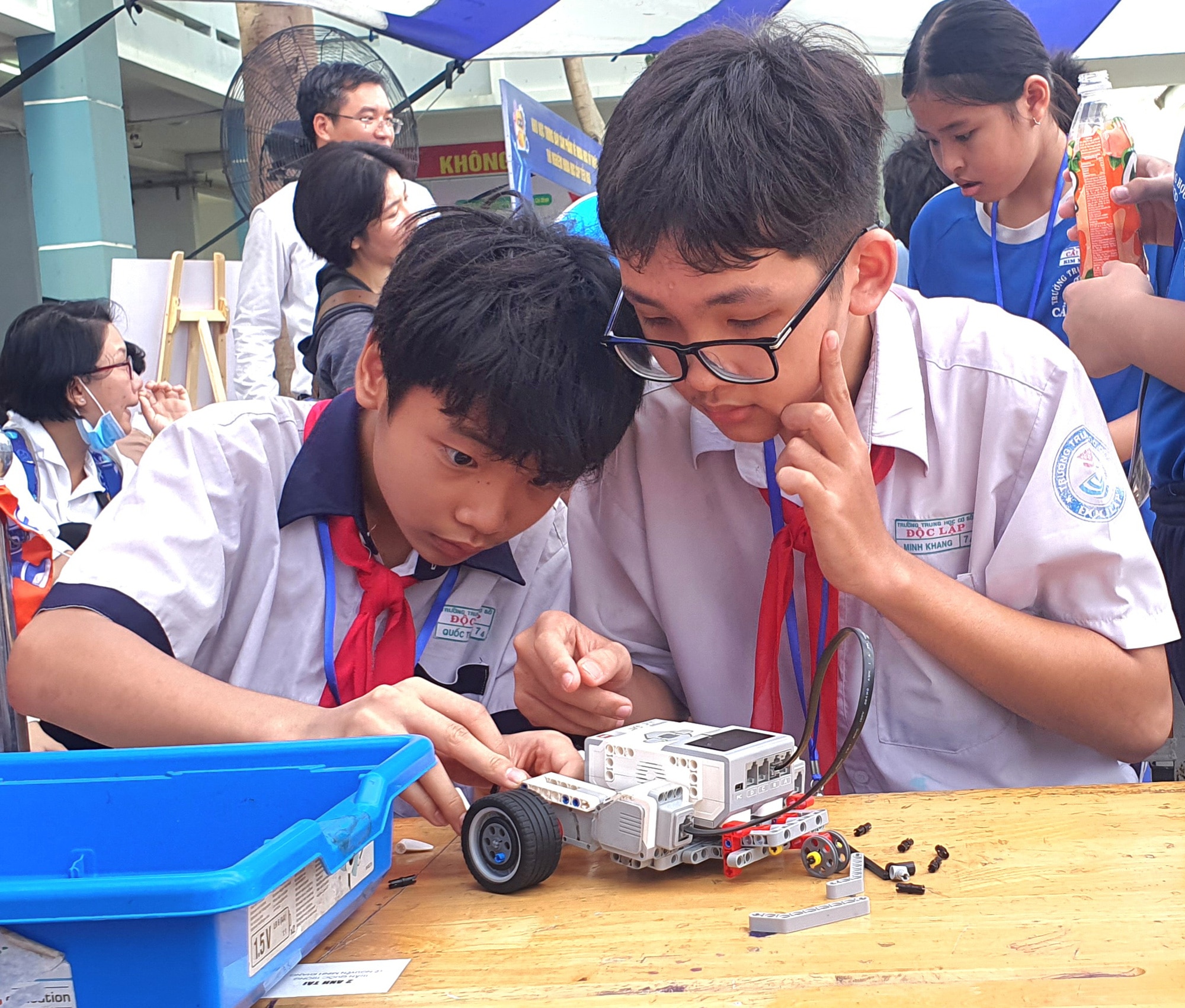 Học sinh lắp ráp robot tại ngày hội - Ảnh: HOA BÔNG
